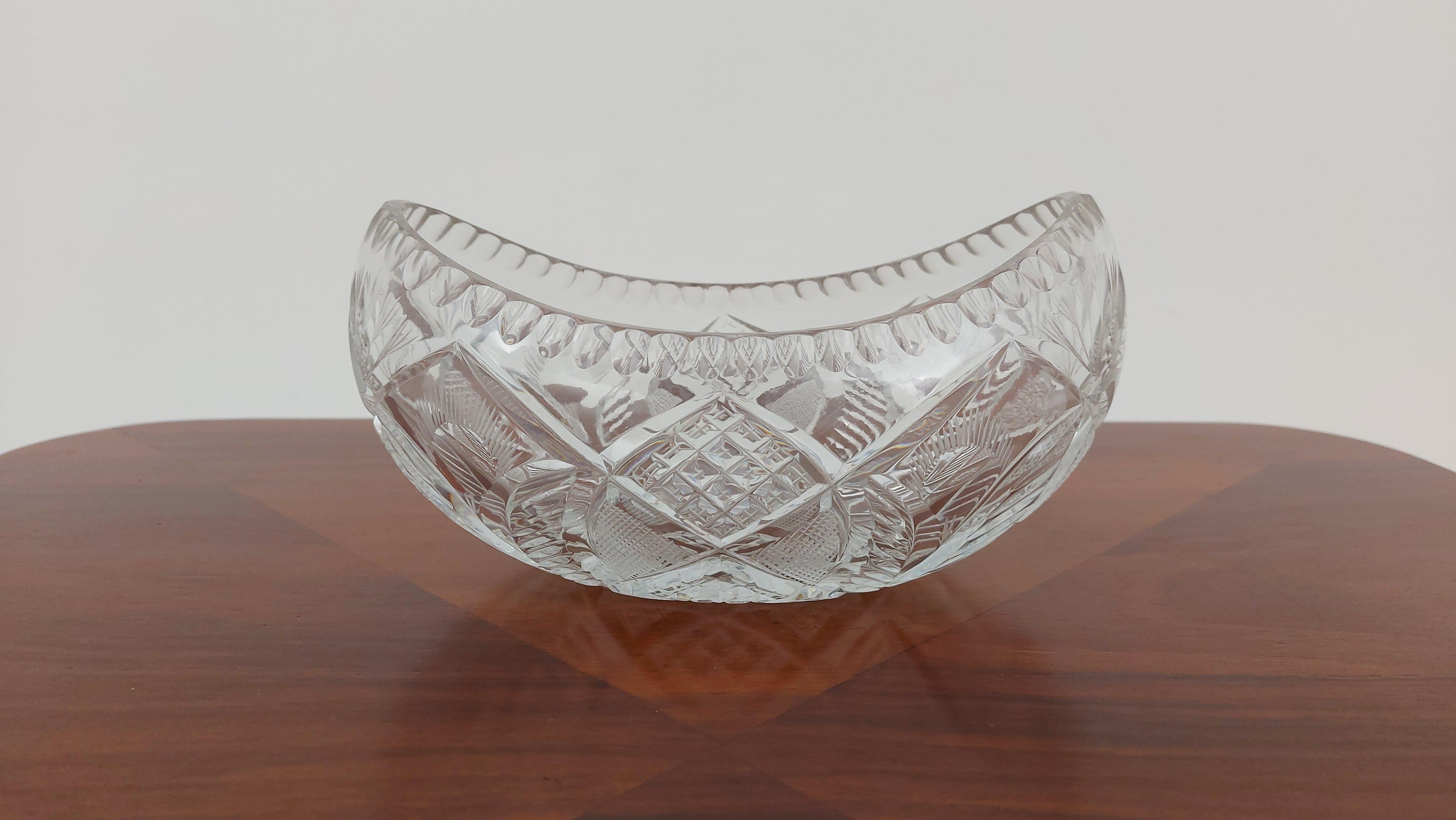 Crystal bowl for fruit or sweets.

Made in Poland in the 1950s / 1960s.

Very good condition.

Dimensions: height 10cm / width 21cm / depth 12.5cm.