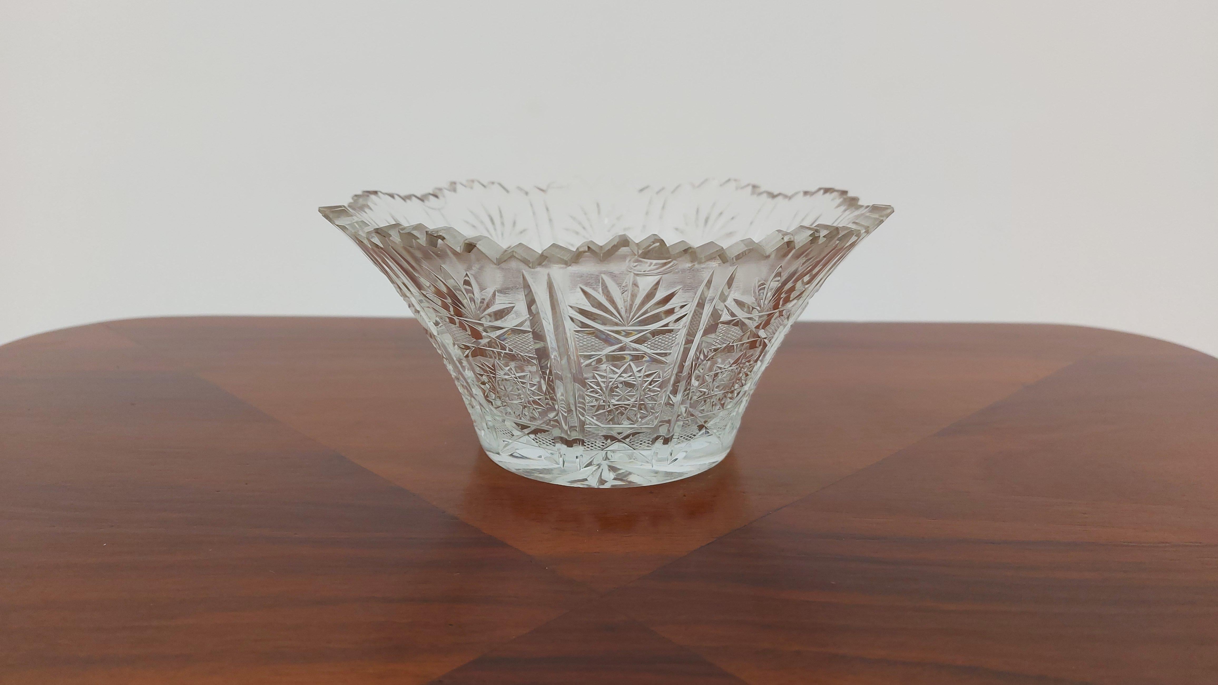 Crystal bowl for fruit or sweets.

Made in Poland in the 1950s / 1960s.

Very good condition.

Dimensions: height 8 cm / diameter 17.5 cm.