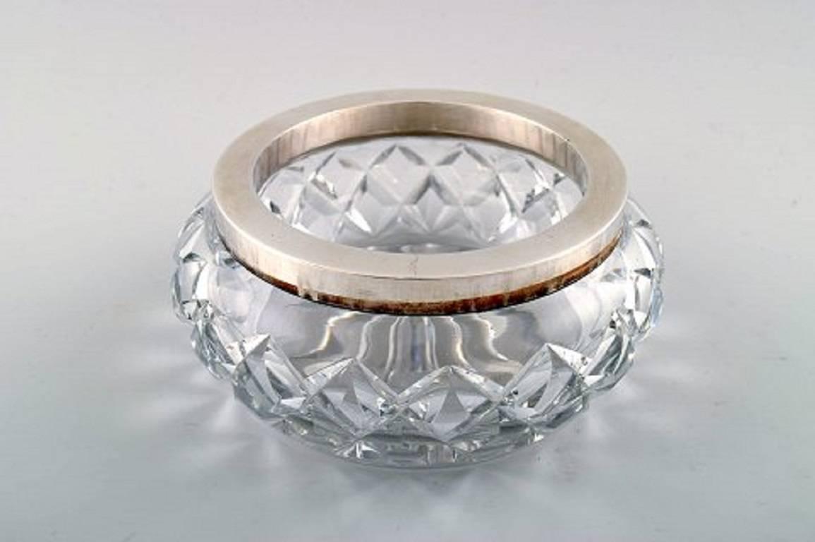 Crystal bowl with silver border, 1930s-1940s.
In very good condition.
Measures: 16 cm. x 7.5 cm.