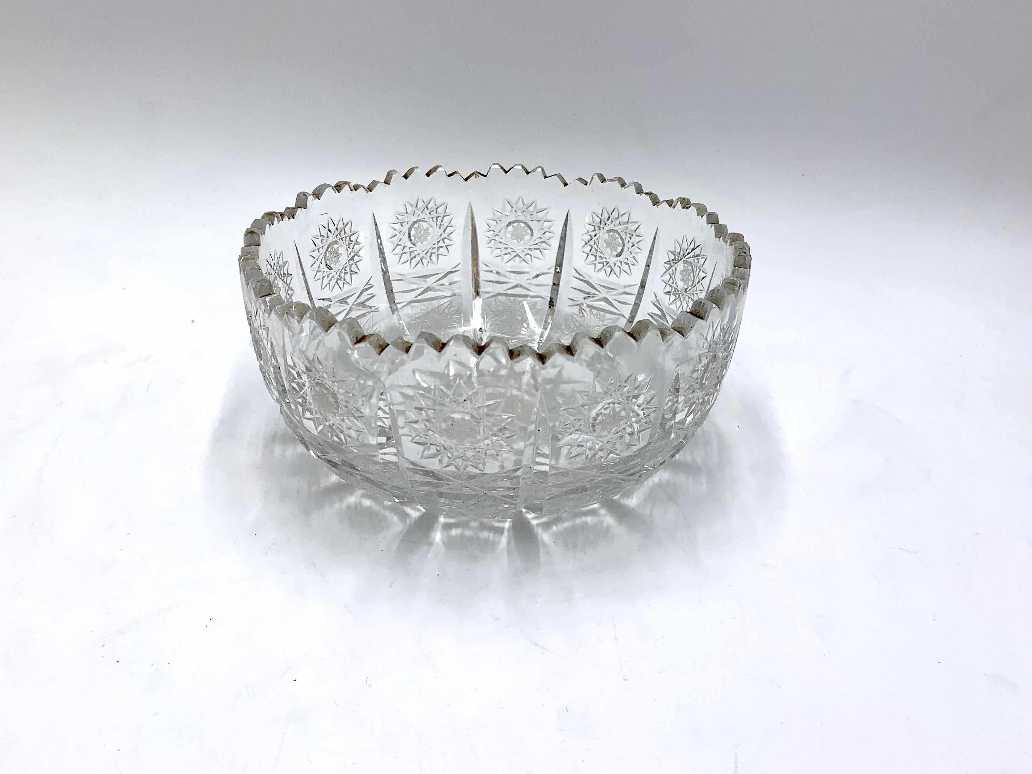 Crystal bowls for fruit or sweets.
Made in Poland in the 1950s / 1960s.
Very good condition.
Dimensions: height 9 cm / diameter 19cm.
Smaller height 6 cm / diameter 12cm.