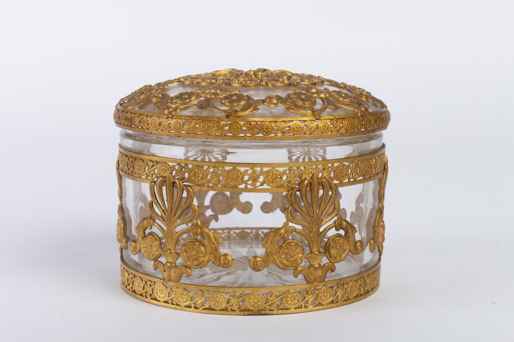 Crystal box with gilded metal frame decorated with palmettes and interlacing, France, 1900.
Perfect condition.
Measures: H 7 cm, D 11.5 cm.