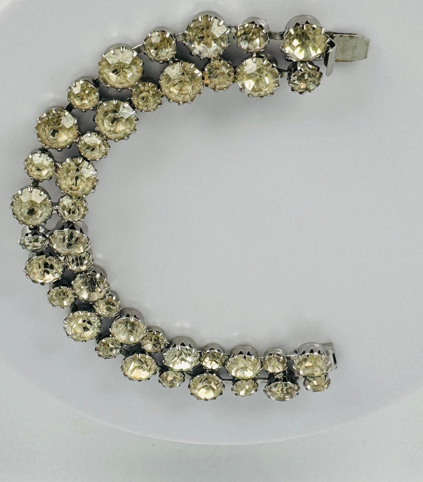 Bracelet ancien signé WEISS, 2 rangées de cristaux, années 1940 en vente 3
