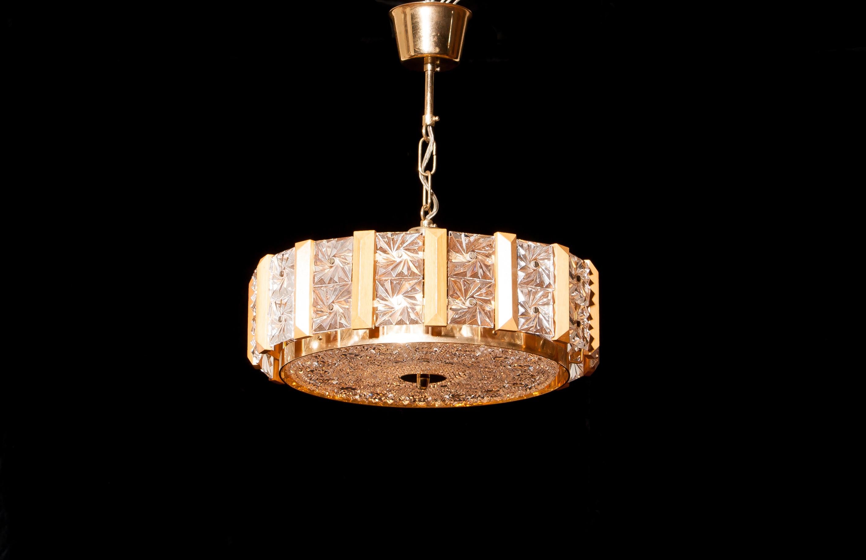 Beautiful pendant designed by Carl Fagerlund for Orrefors, Sweden.
This lamp is made of crystal glass with brass elements and teak.
The crystal glass gives a wonderful shining.
Period 1960s
Dimensions: H 12 cm, ø 38 cm.