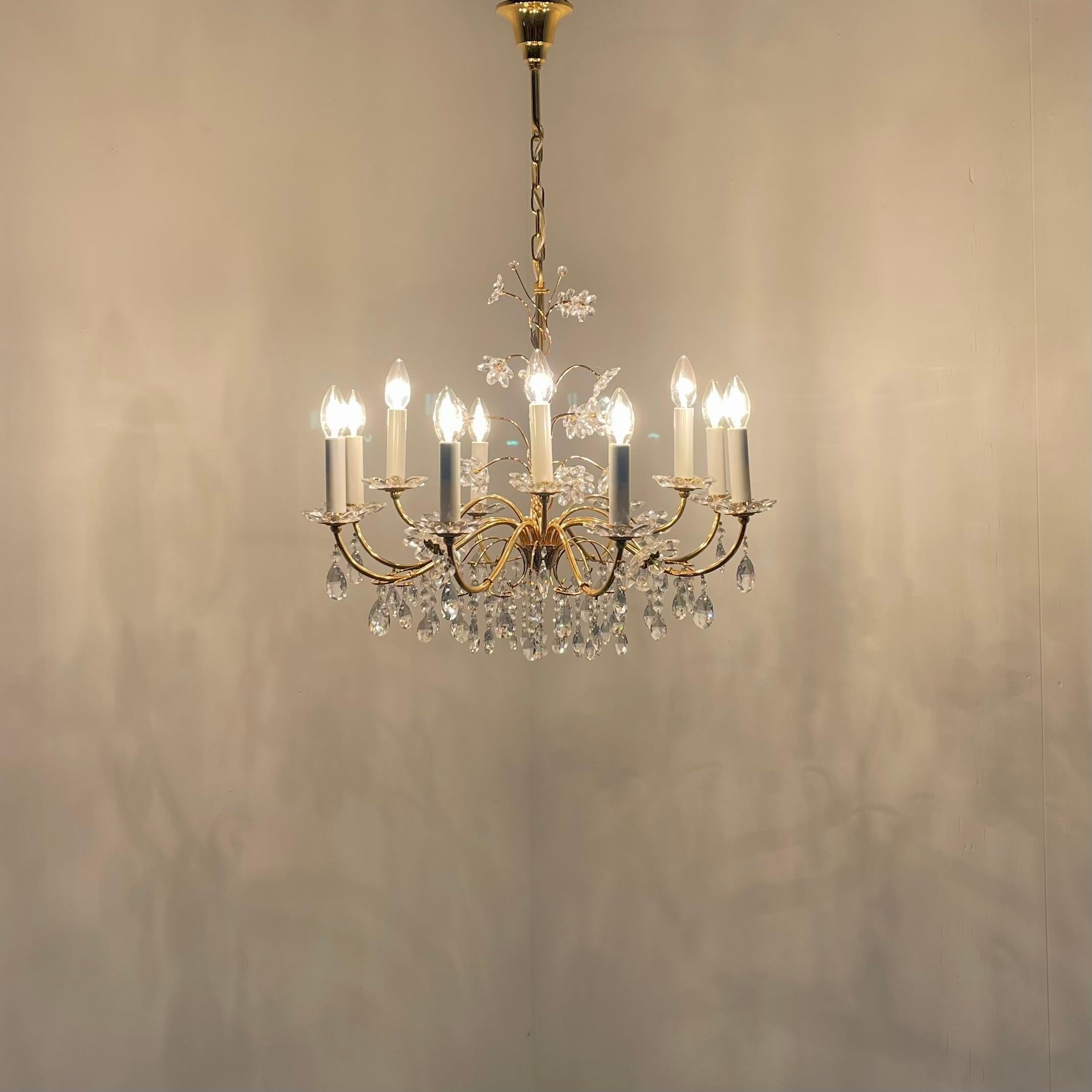 German design chandelier / pendant by Palme & Walter, produced in the 1970s.
Brass and crystal; 10 light bulbs E14.
Chandelier is in excellent condition.
