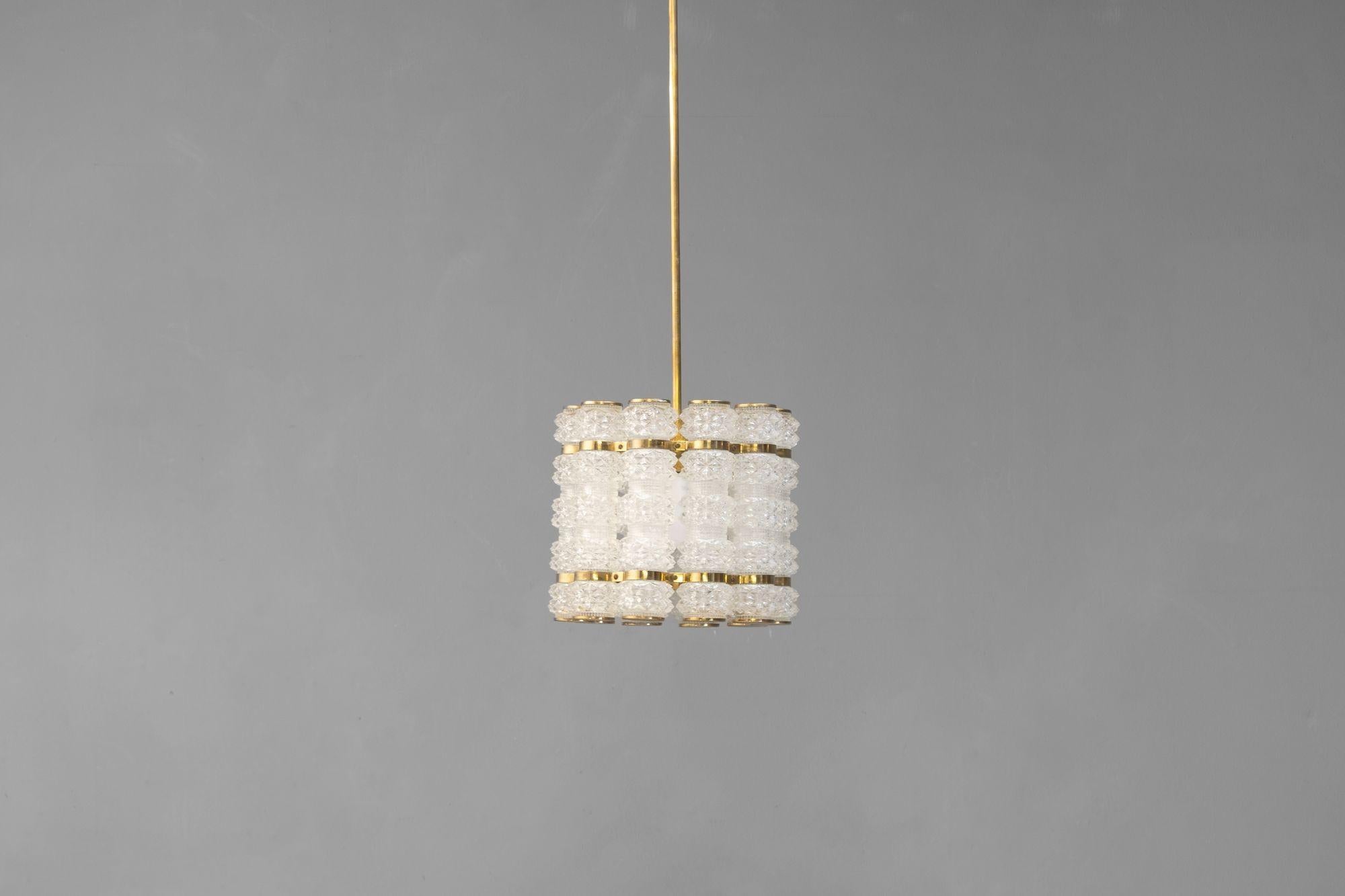 Crystal & Brass Pendant by Tyringe Konsthantverk. Glass produced by Orrefors. Rewired. Sweden circa 1960.
H 100cm/24cm x W 27cm x D 27cm
Please be in touch for an accurate shipping quote.