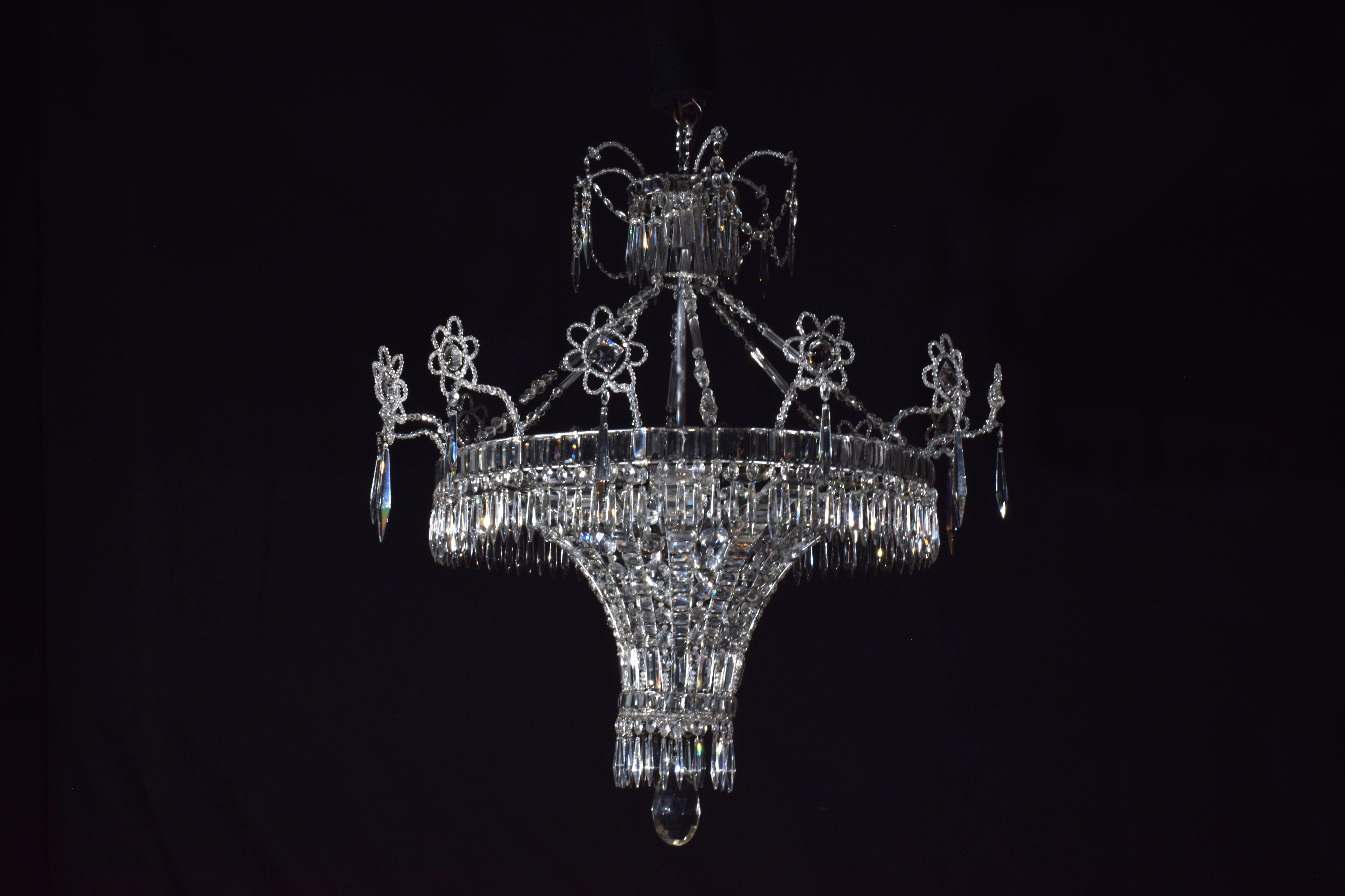 Très beau lustre en cristal et métal de la Maison Jansen. 4 lumières
France, vers 1930.
Dimensions : Hauteur 36