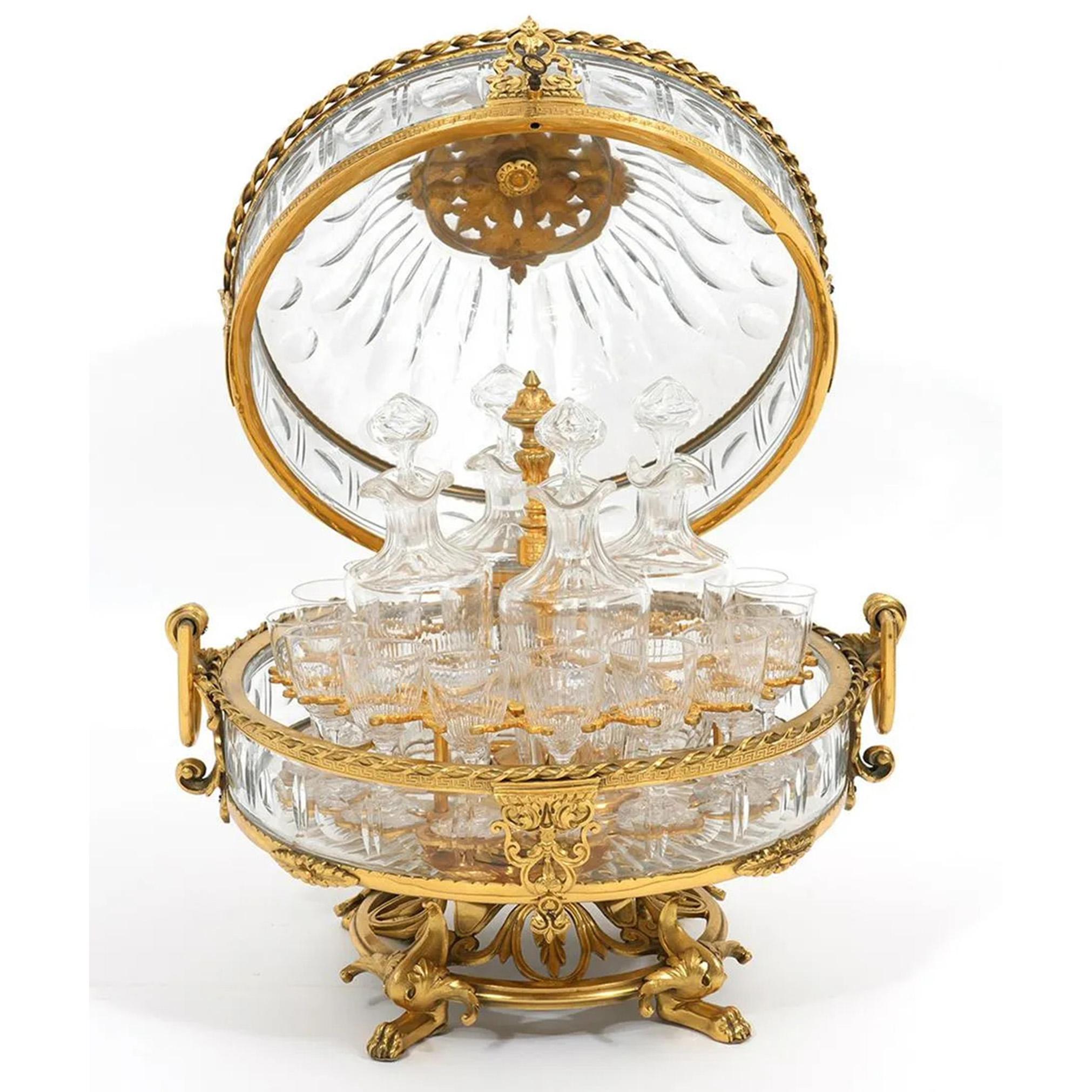 Ensemble tantale en forme de sphère en bronze doré et cristal du XIXe siècle avec 4 carafes et 12 verres. Le tantale en cristal de Baccarat est monté en bronze doré avec des poignées, une serrure à clé et un fleuron et repose sur une base décorative