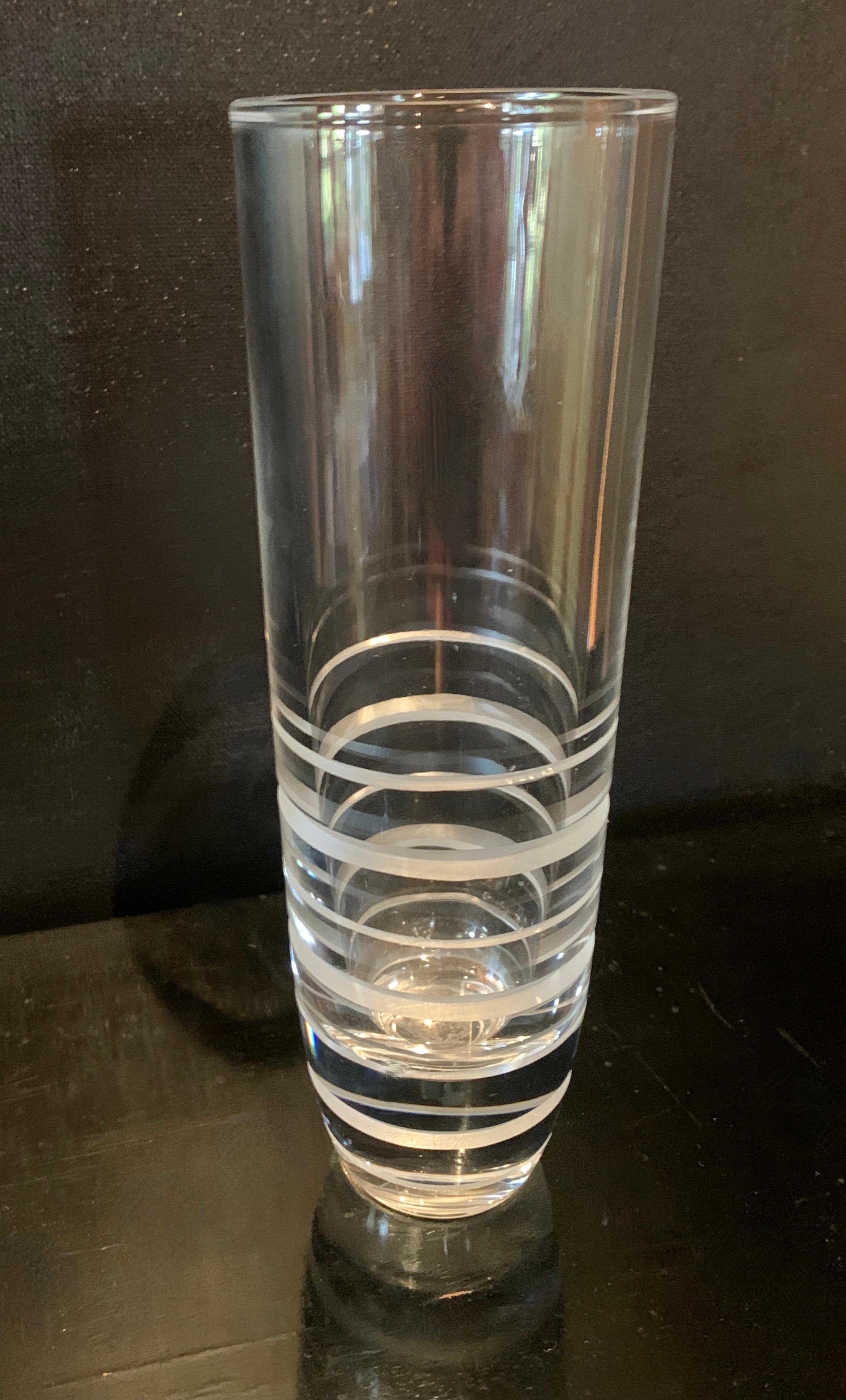 Vase à bourgeons en cristal avec lignes gravées Bon état - En vente à Los Angeles, CA