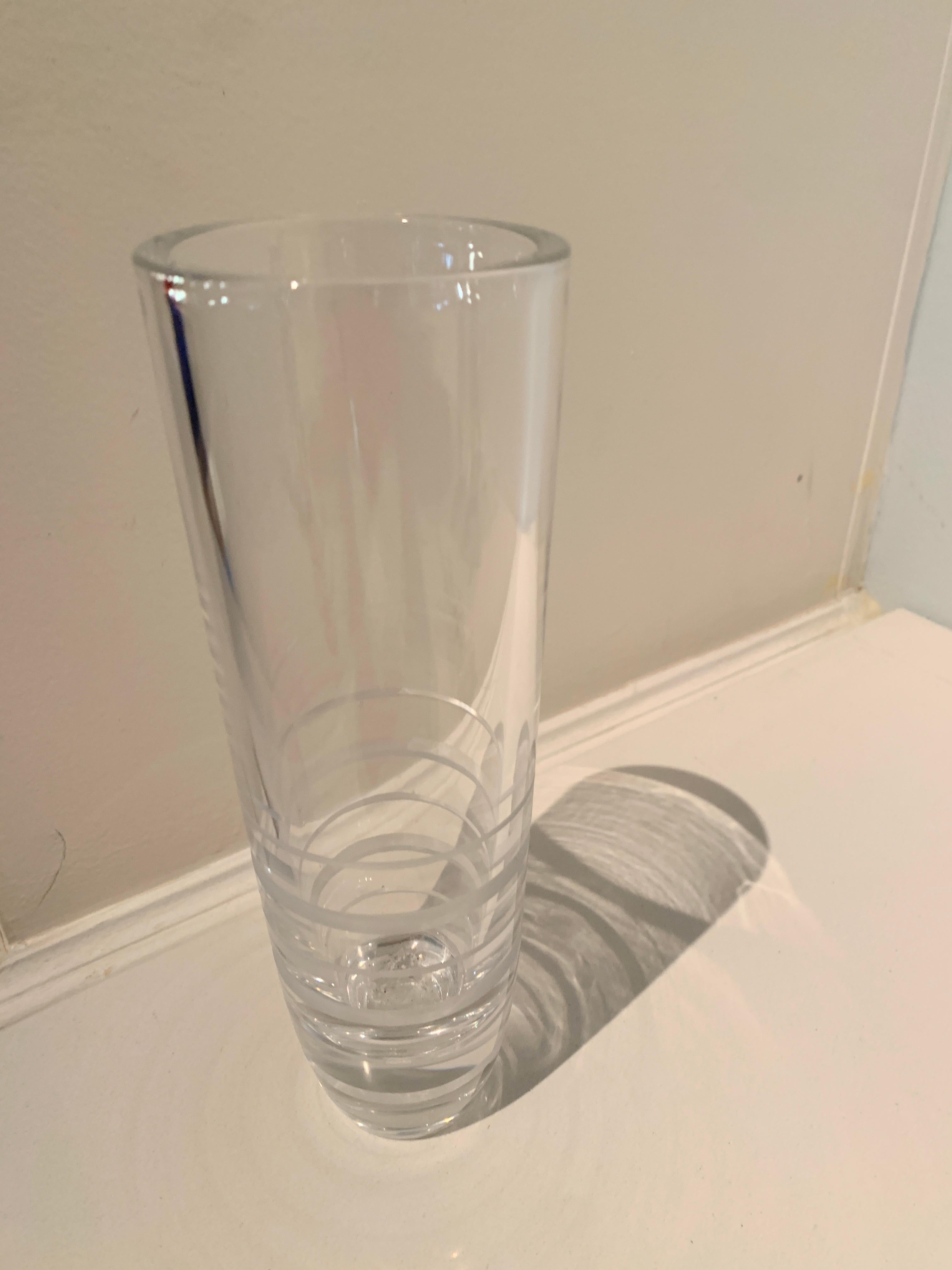 Vaso di cristallo con linee incise In condizioni buone in vendita a Los Angeles, CA
