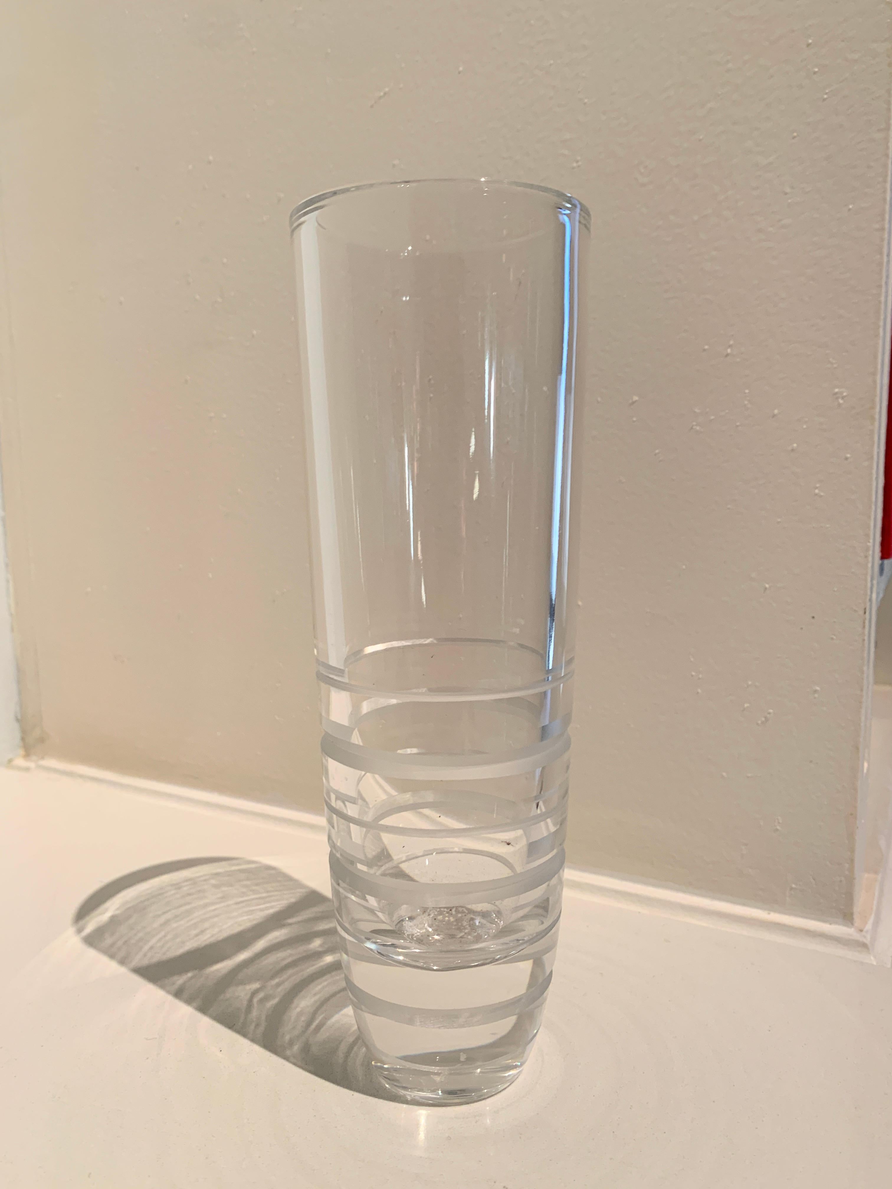Vase à bourgeons en cristal avec lignes gravées en vente 2