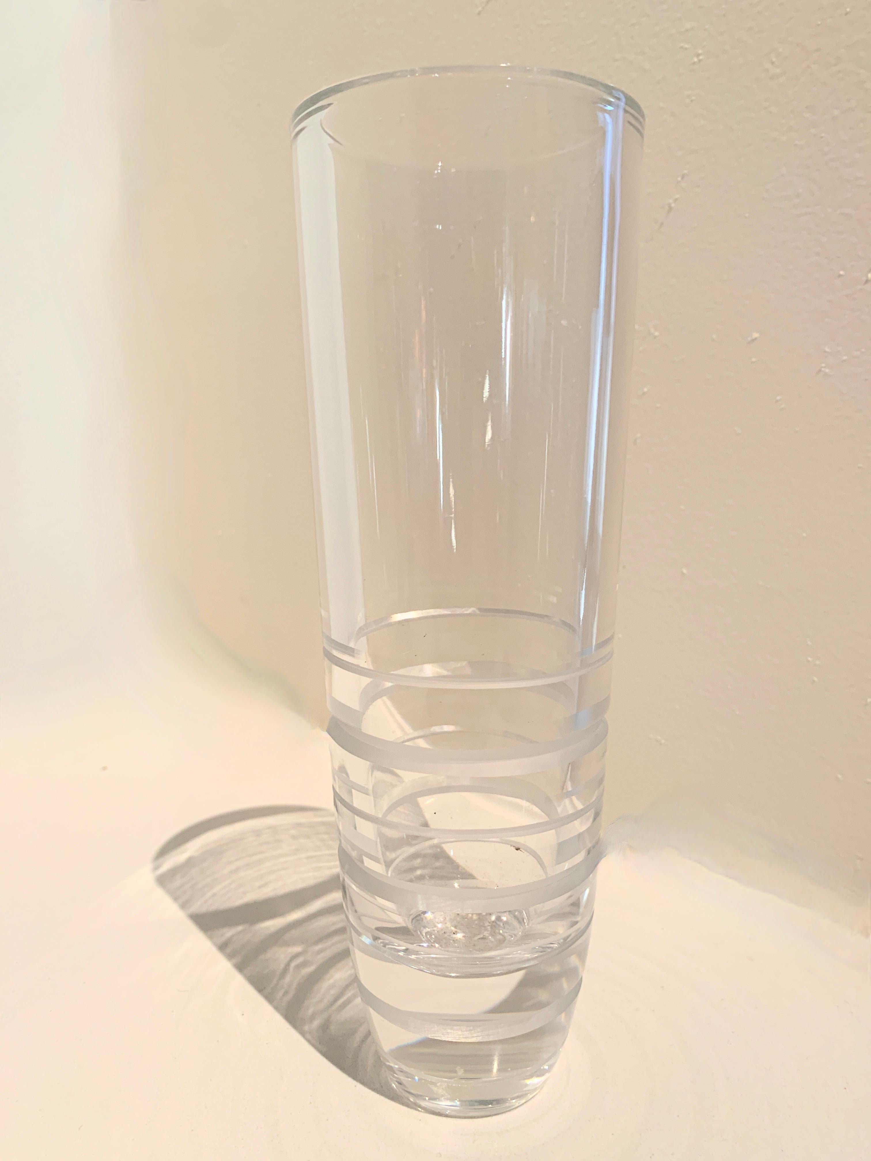 Vaso di cristallo con linee incise in vendita 1