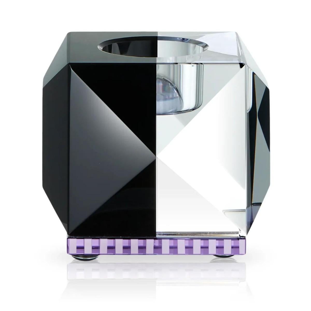 Kristallkerzenhalter, Modell OPH II, 21. Jahrhundert.

Kristallkerzenhalter in zwei Farben erhältlich: Transparent/Braun/Gelb, Transparent/Bernstein, Transparent/Rosa und Transparent/Schwarz. Jeder Kristall-Kerzenhalter ist ein Kunstwerk für sich