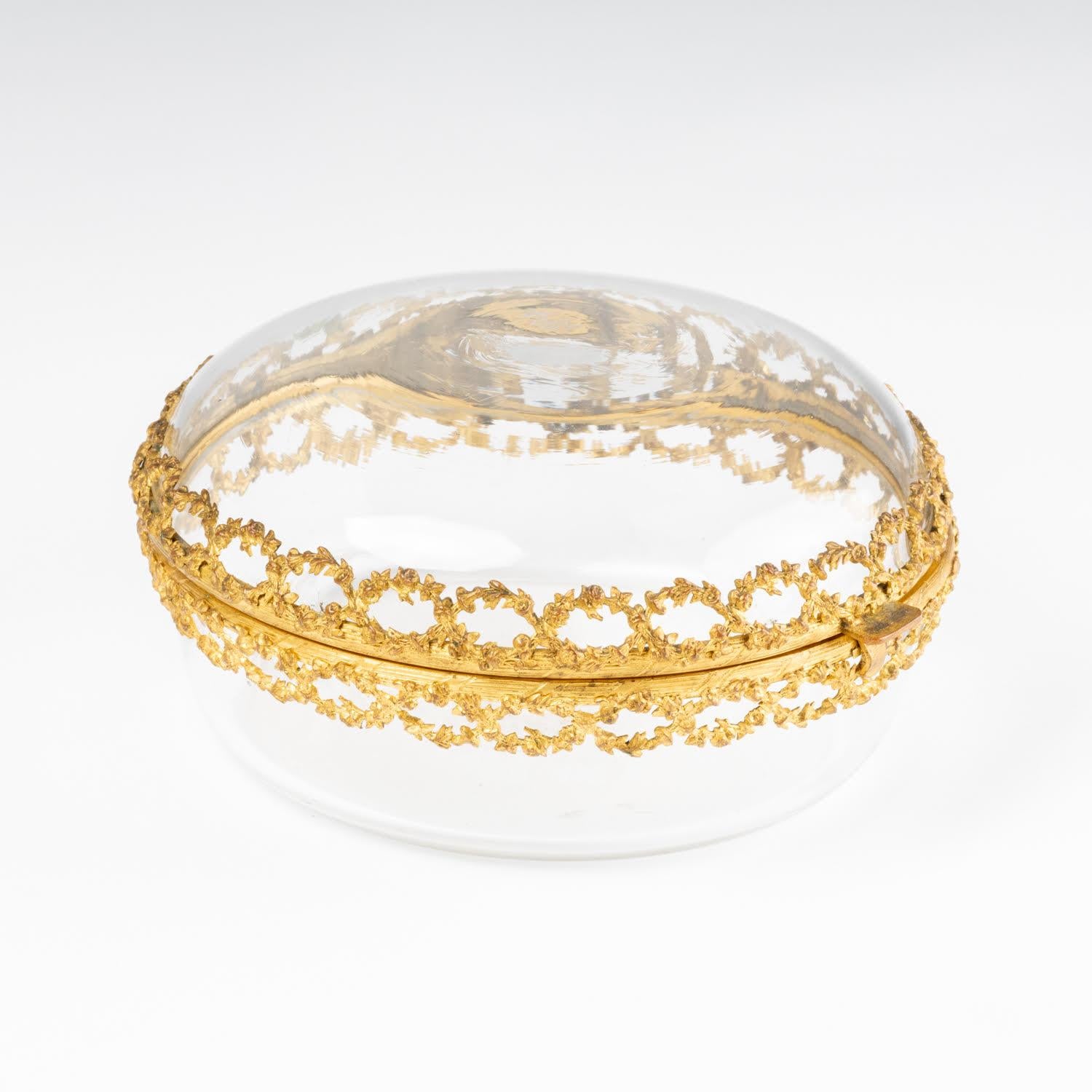 Crystal candy box with gilt brass mounting, 19th century.

A 19th century Napoleon III period crystal bonbonniere with gilt brass mounting.
H: 6.5cm, W: 15cm, D: 15cm