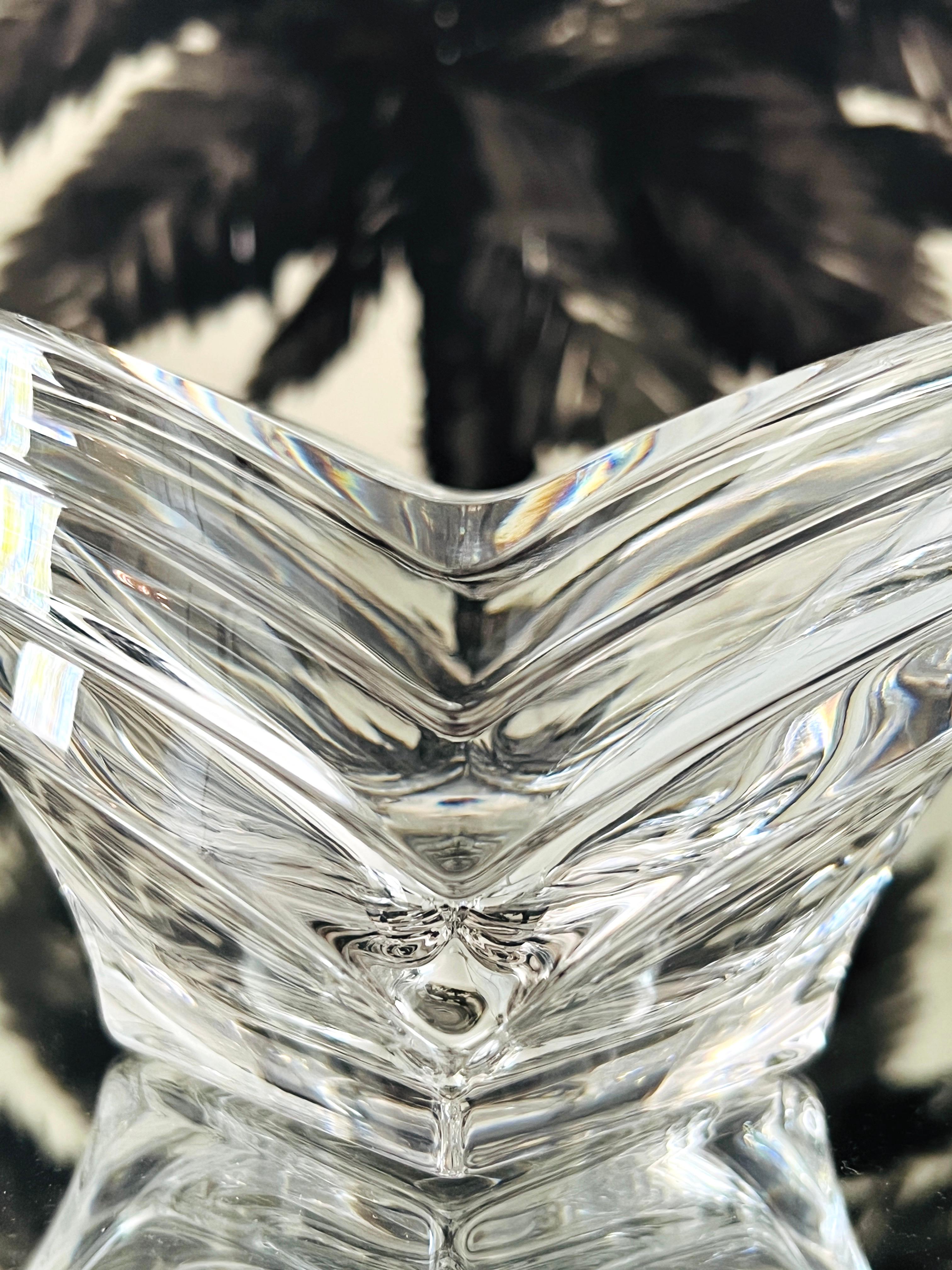 Vide-Poche-Schale aus Kristallkristall mit geometrischem geriffeltem Glas, Frankreich, 1970er Jahre (Abgeschrägt) im Angebot