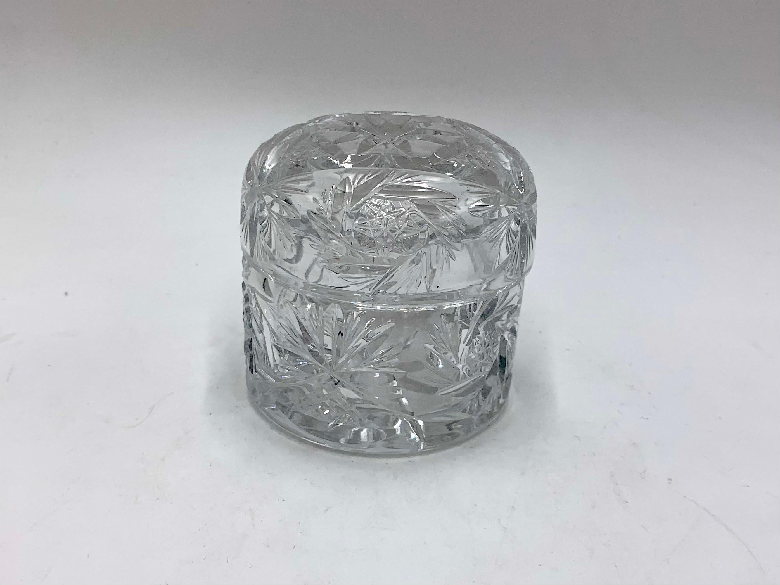 Crystal casket, Poland, 1950s.
Produced in Poland in 1950s. 
Very good condition 
Measures: Height 8cm diameter 9cm.