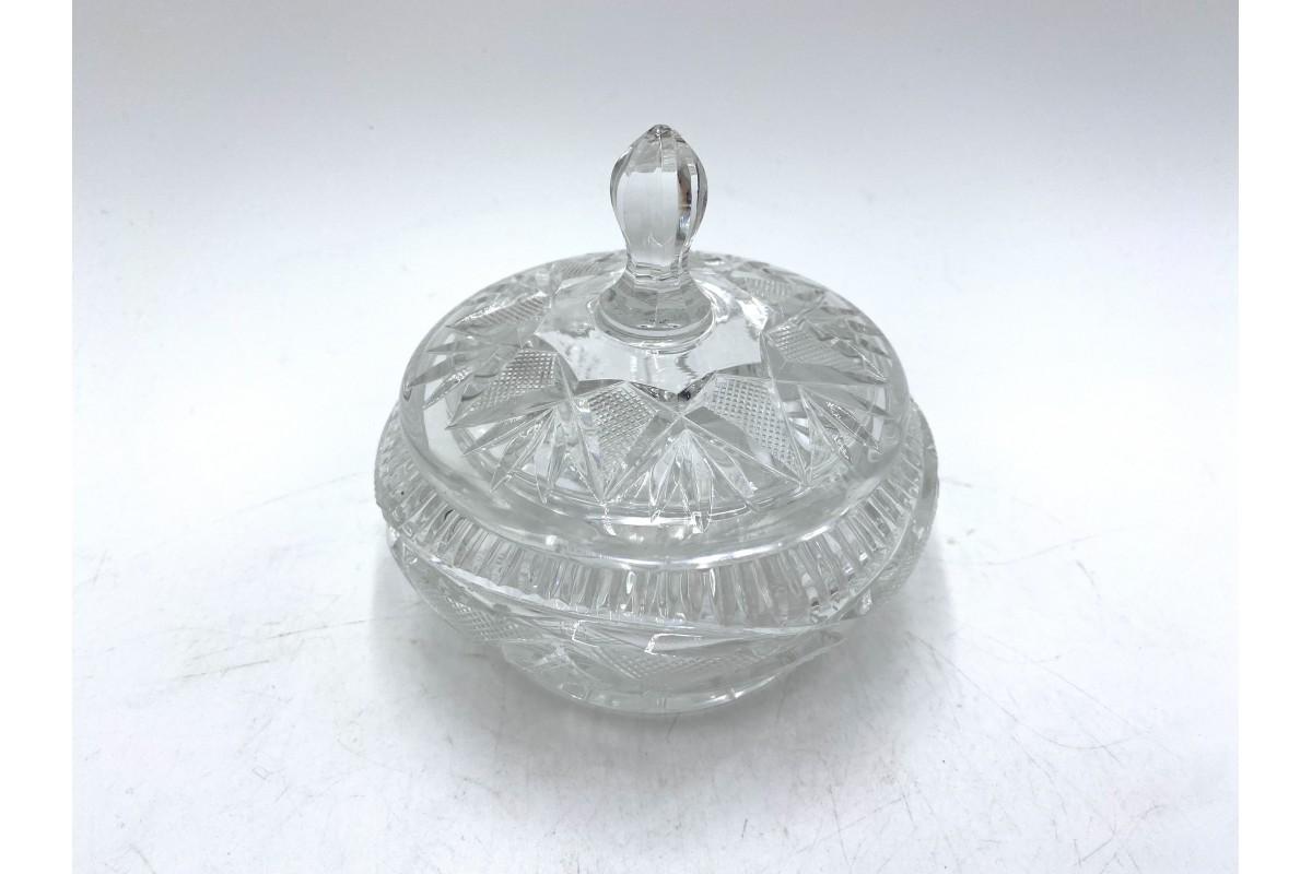 A crystal casket produced in Poland in the 1960s.

Very good condition.

Measures: height 10cm, diameter 11cm.