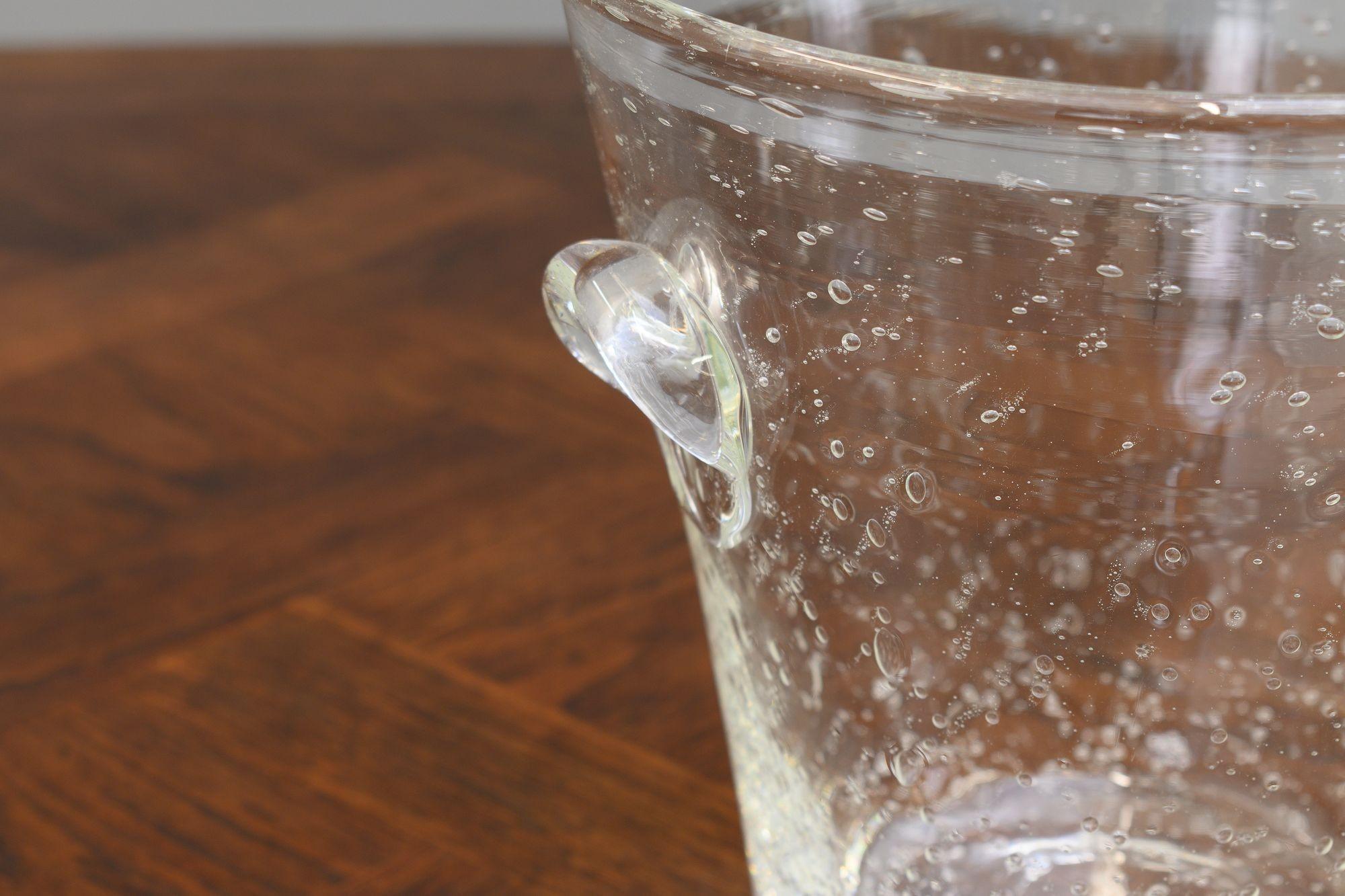 Seau à champagne en cristal soufflé à la main du milieu du 20e siècle par La Rochere. Circa 1960.
H 23cm x L 23cm x P 23cm