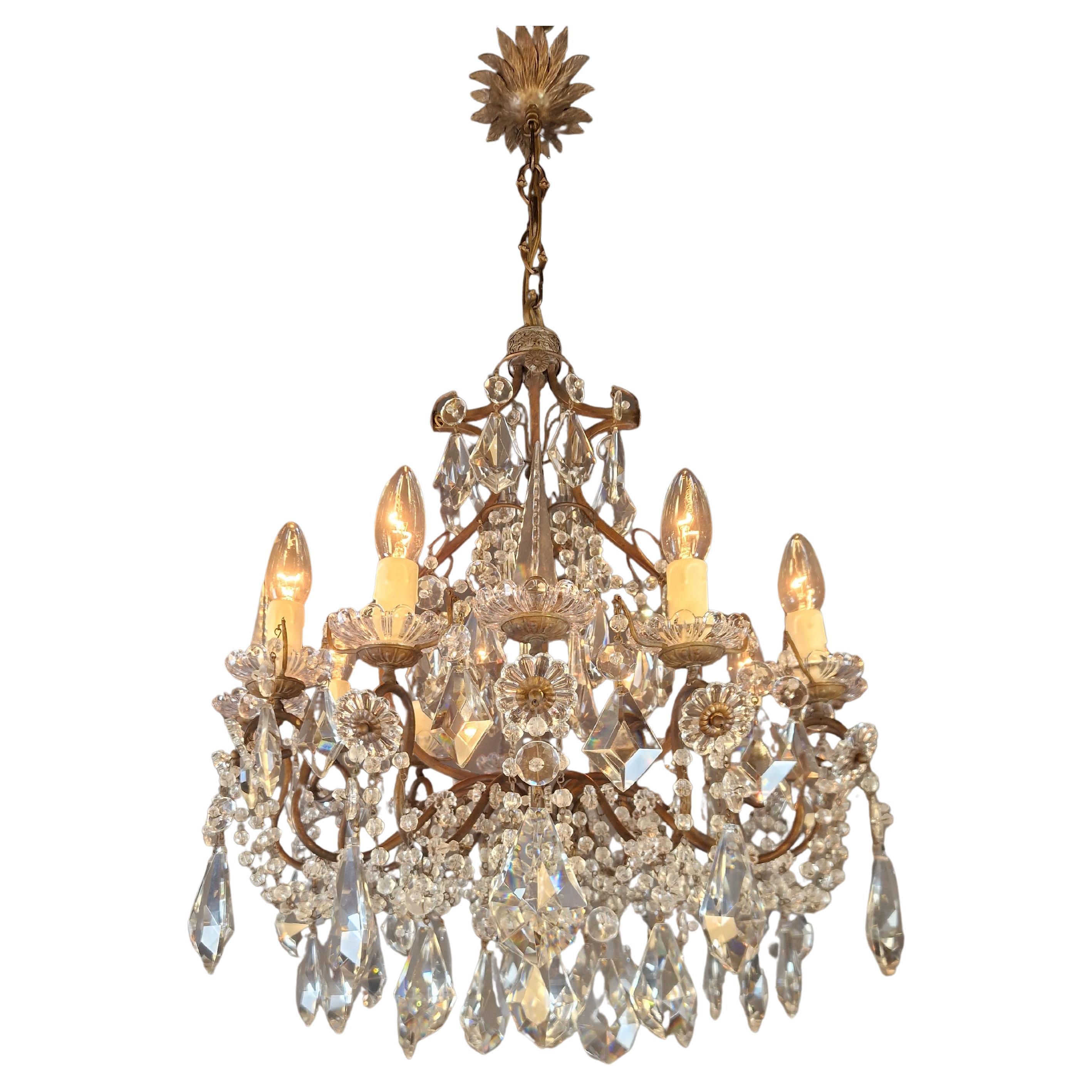Ti presentiamo uno squisito lampadario in ottone in stile neoclassico - una vera rarità e un gioiello antico. Questo lampadario antico è stato restaurato con amore e competenza a Berlino e il suo cablaggio elettrico è stato adattato per un