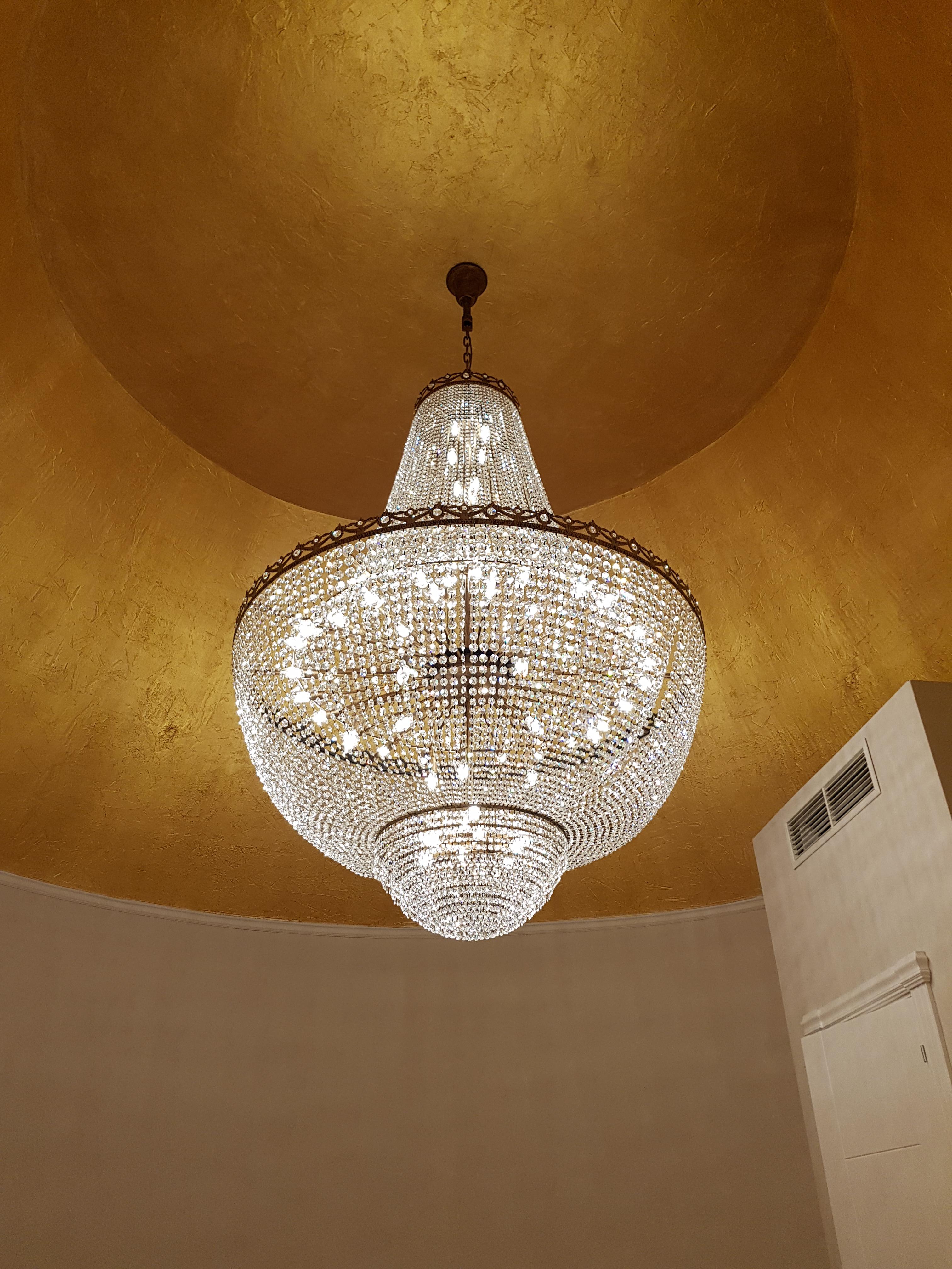 Lampadario in stile Montgolfière - Eleganza impero con personalizzazione

Ti presentiamo un nuovo lampadario in stile Montgolfière che emana il fascino dell'epoca Impero, reimmaginato con eleganza moderna. Realizzato in cristallo al piombo, questo
