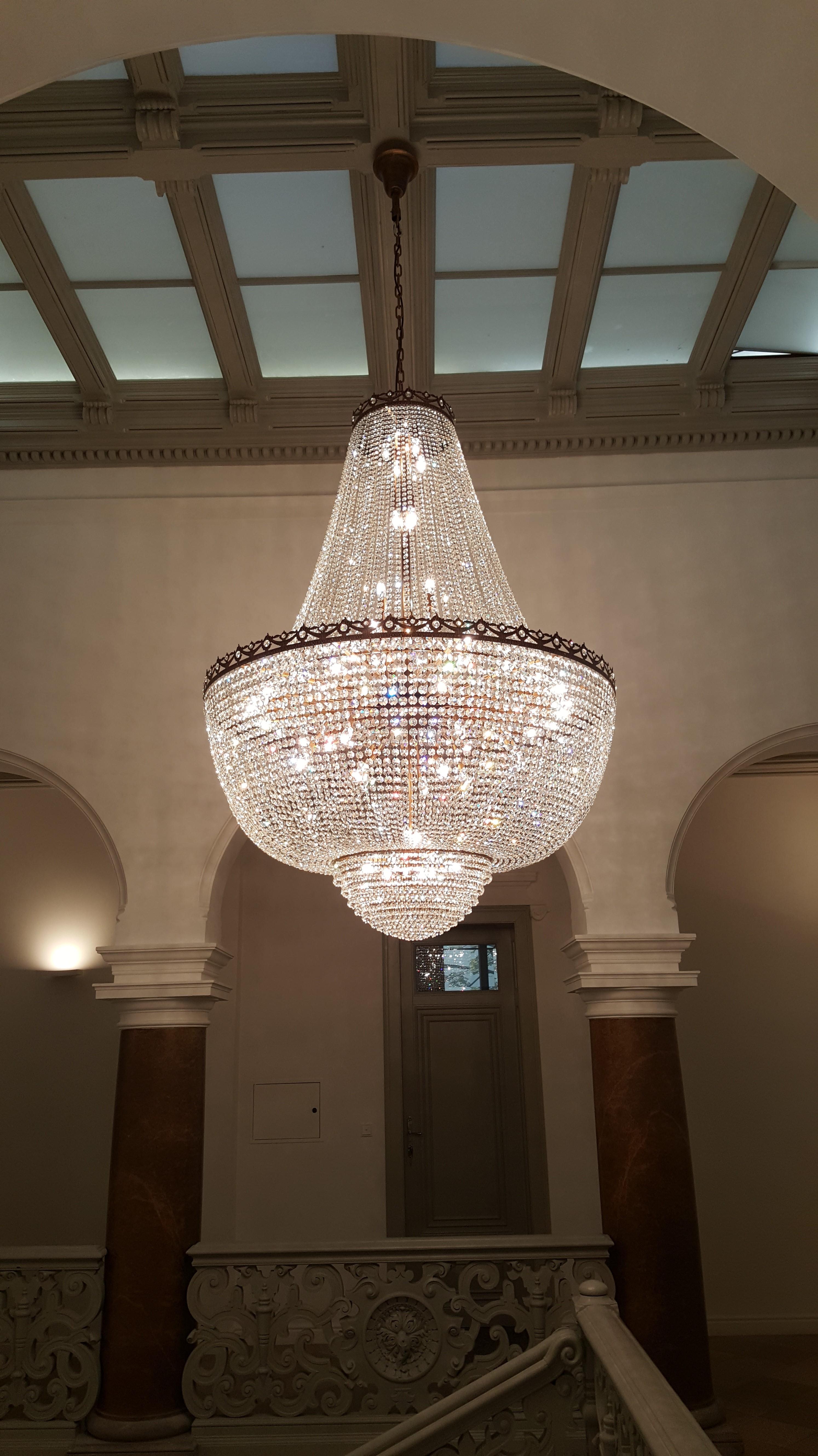 Crystal Chandelier Empire Sac a Pearl Big Large Palace Lamp Chateau Lustre Neuf - En vente à Berlin, DE