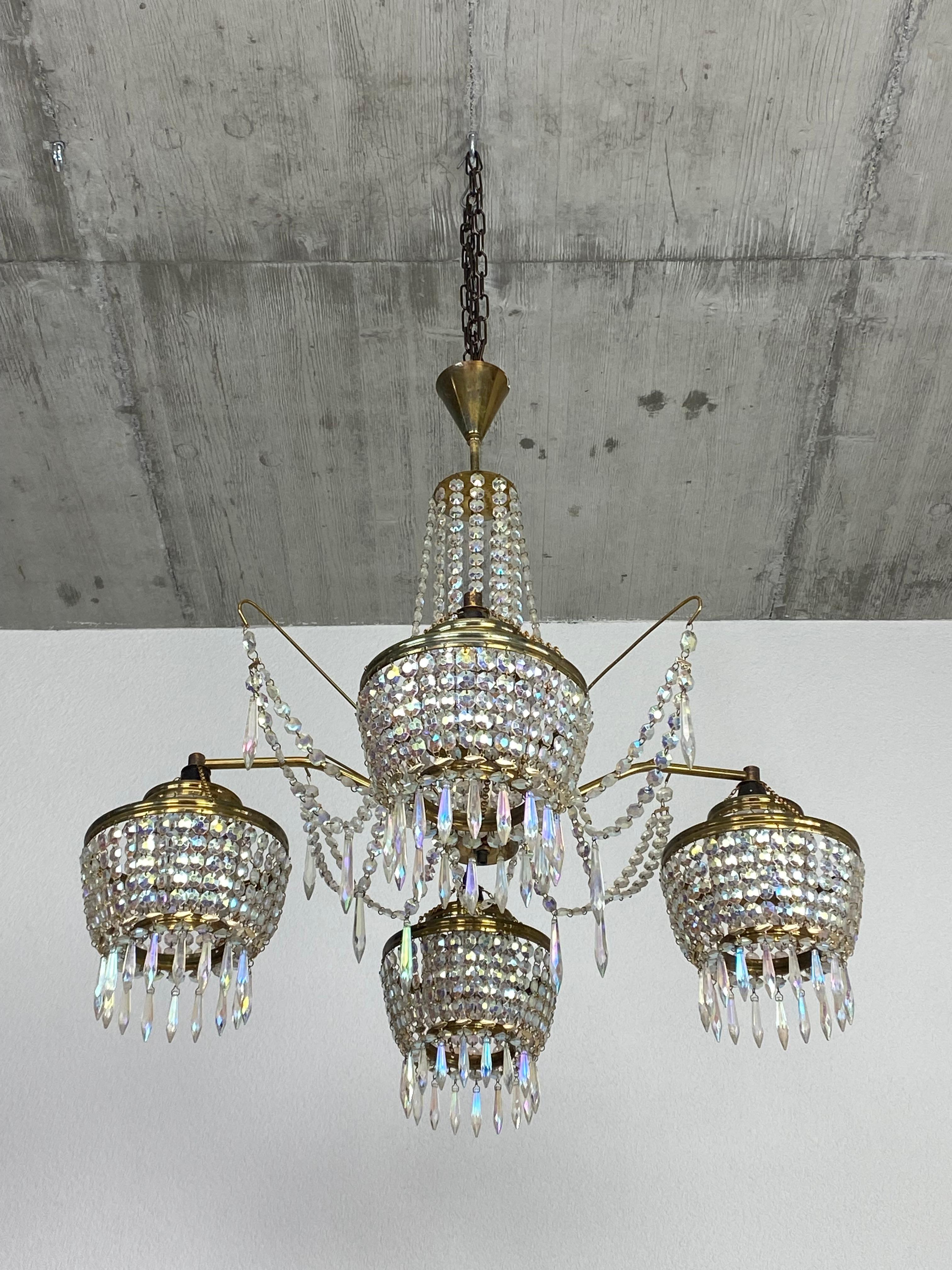 Lampadario in cristallo in ottime condizioni originali, la patina è molto più bella dal vivo. I cristalli hanno un bellissimo colore blu, che dà origine a bellissimi scintillii.