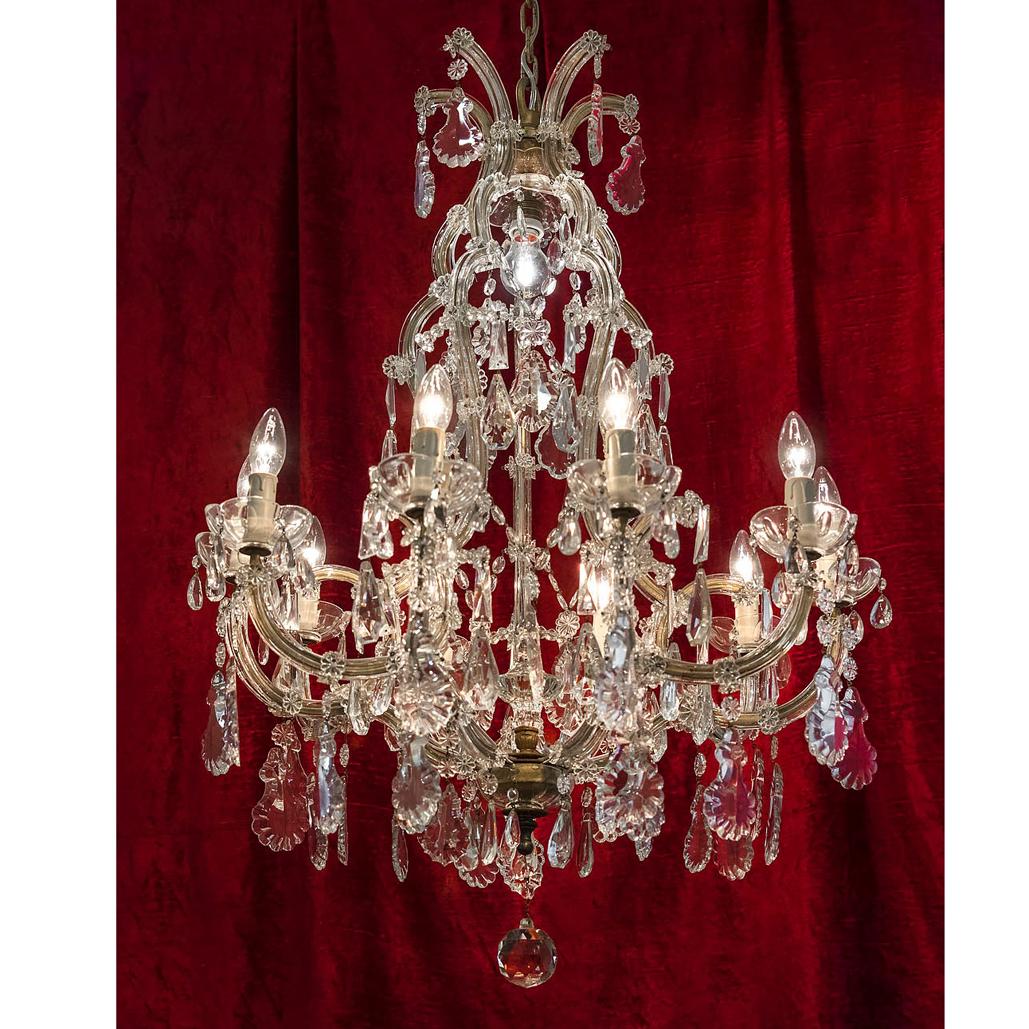 Crystal chandelier Maria Theresa
Richly decorated, 10 arm chandelier from handcut Bohemian crystal, newly wired, completely and restored.
D: 75 cm
H: 100 cm (without chain, please add 12 cm min. if you want us to shorten the chain.)
G: