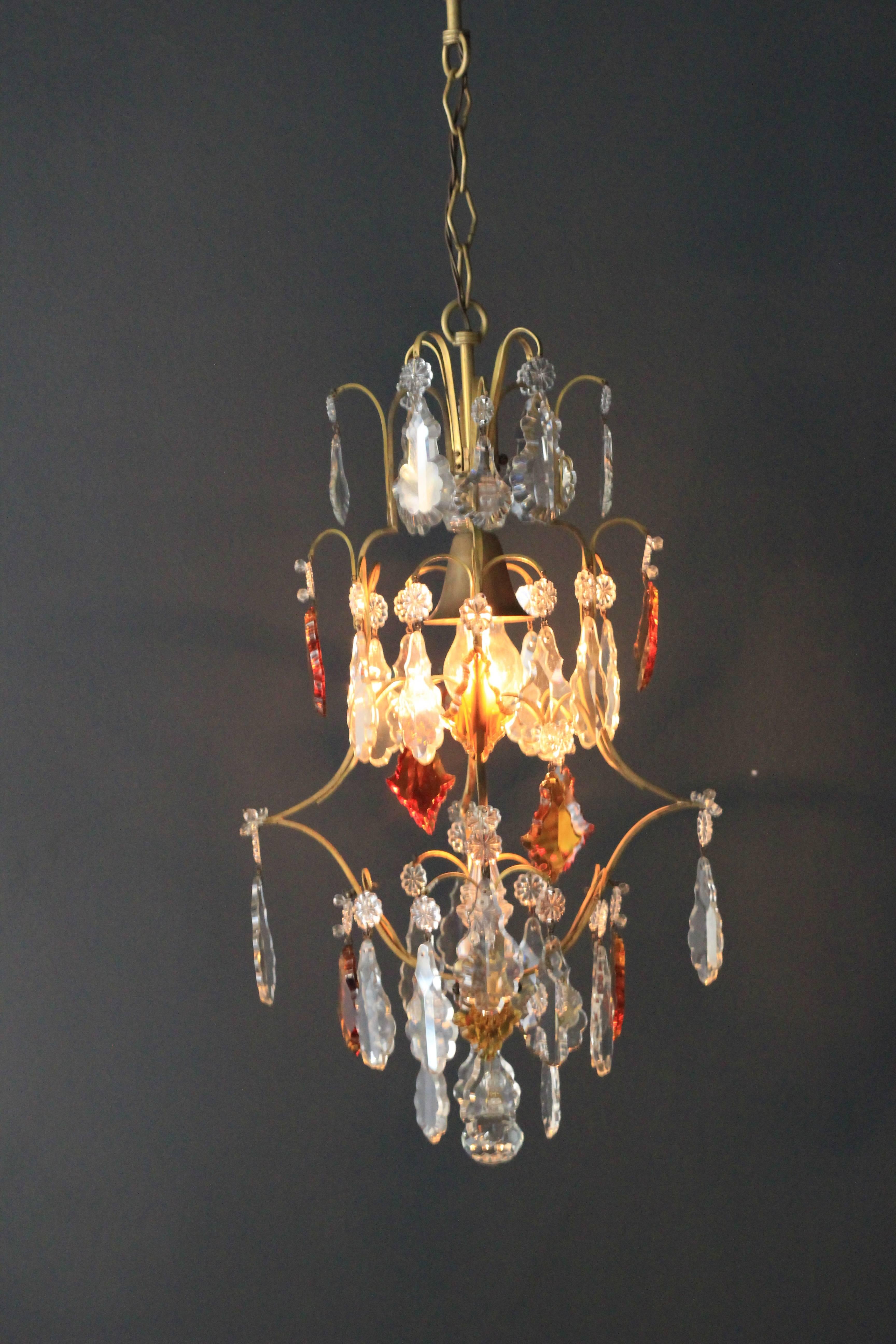 Small fine colored crystal chandelier

Crystal chandelier old ceiling brass brown colorful special amber color lustre

Measures: Total height 75cm, height without chain 50cm, diameter 30cm weight (approximately): 3kg

Number of lights: one