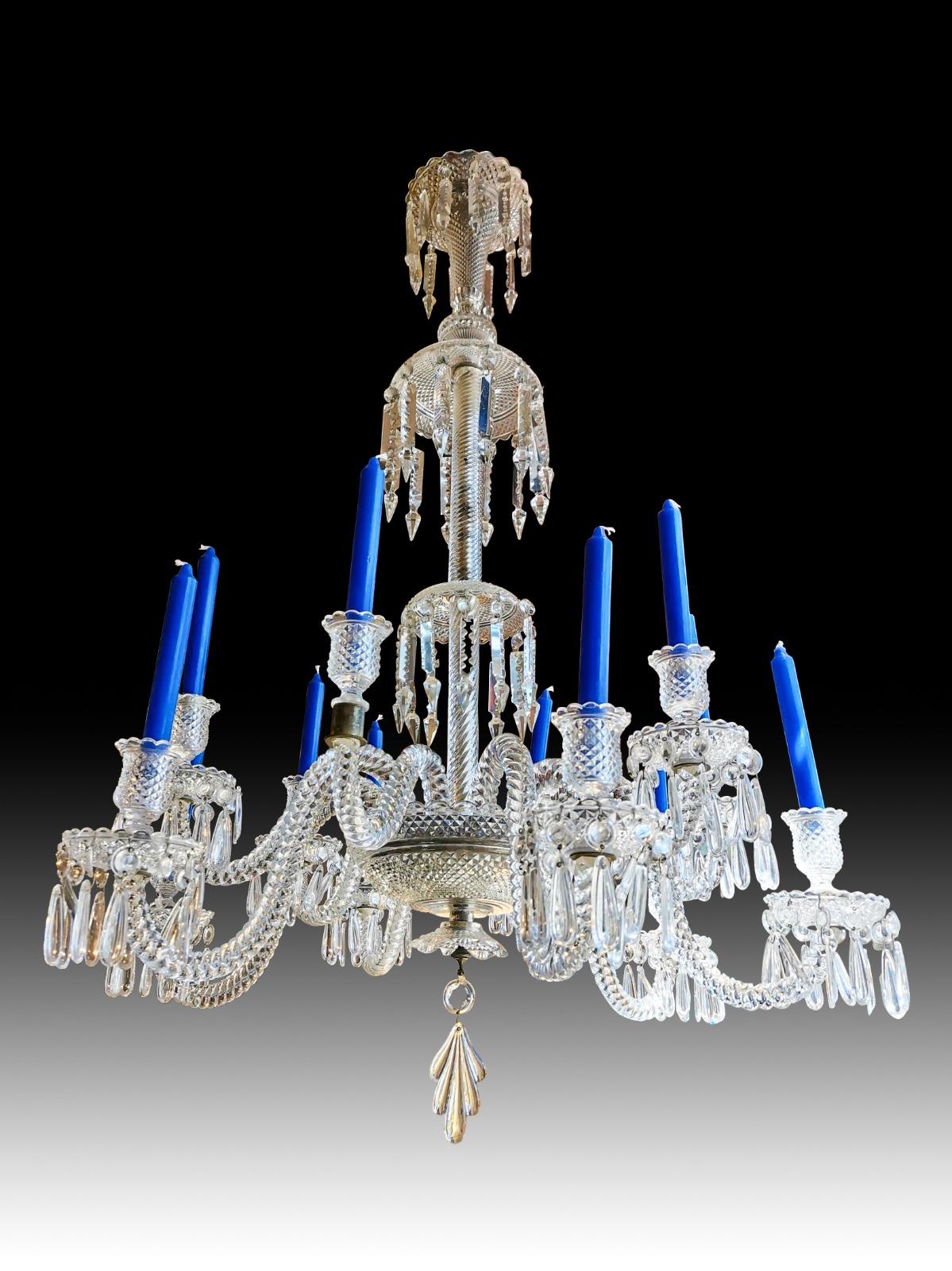 Très beau lustre en cristal de Baccarat, très fin et transparent avec 12 appliques. Balustre central avec tige en verre soufflé. 20e siècle. Hauteur 100 cm. diamètre 100 cm env. Modèle similaire 