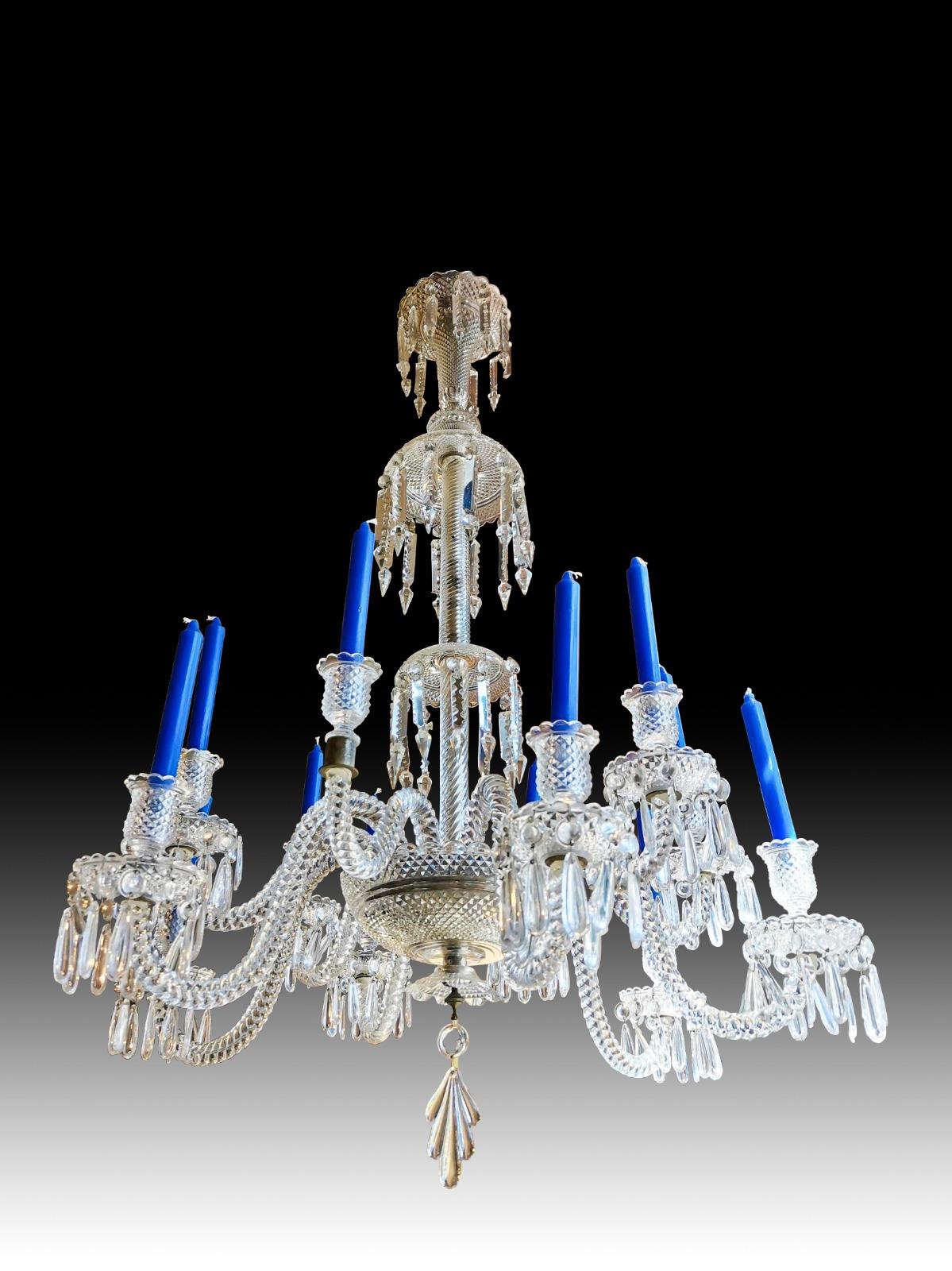 Français Lustre de Baccarat à 12 bras finement décoré de perles, 19e siècle en vente