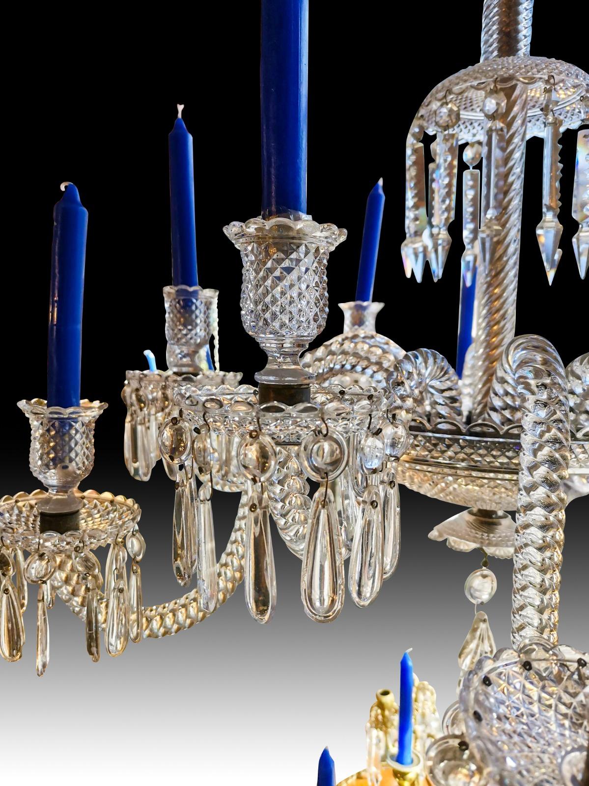 Fait main Lustre de Baccarat à 12 bras finement décoré de perles, 19e siècle en vente