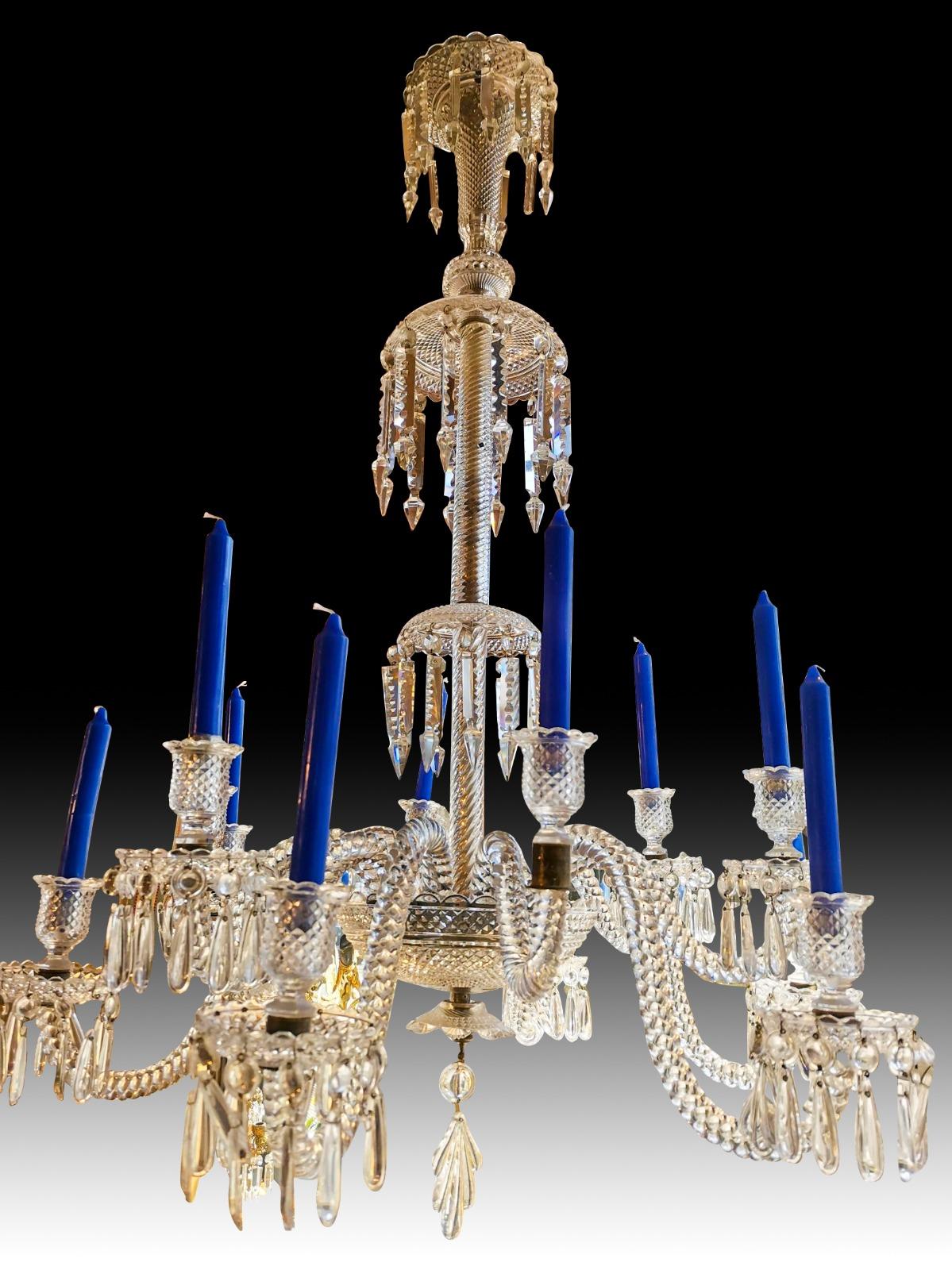 Lustre de Baccarat à 12 bras finement décoré de perles, 19e siècle Bon état - En vente à Madrid, ES