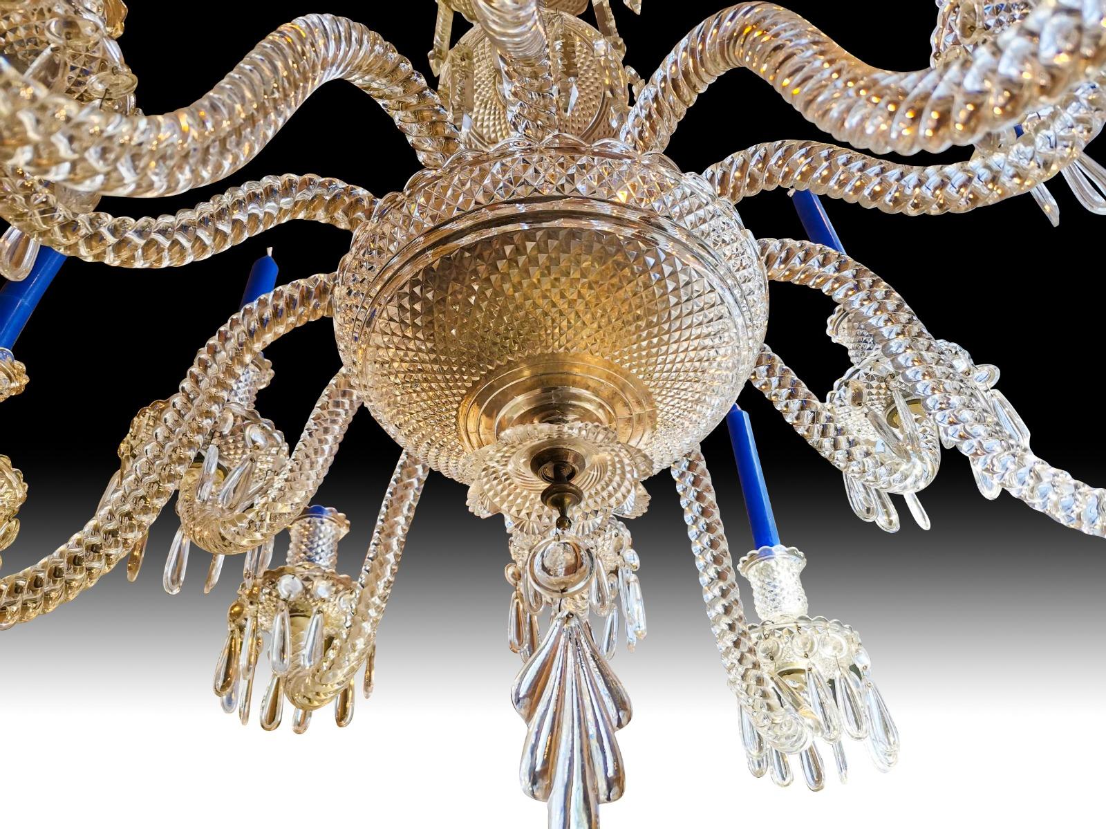 Cristal Lustre de Baccarat à 12 bras finement décoré de perles, 19e siècle en vente