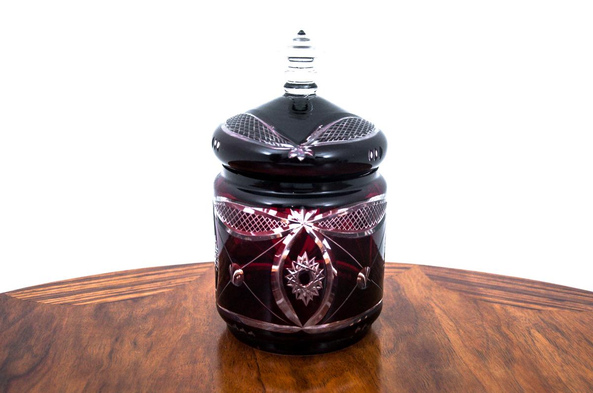 Burgundy-colored crystal chocolate box.

Made in Germany in the 1960s

Measures: Height 17.5 cm / diameter 10 cm.