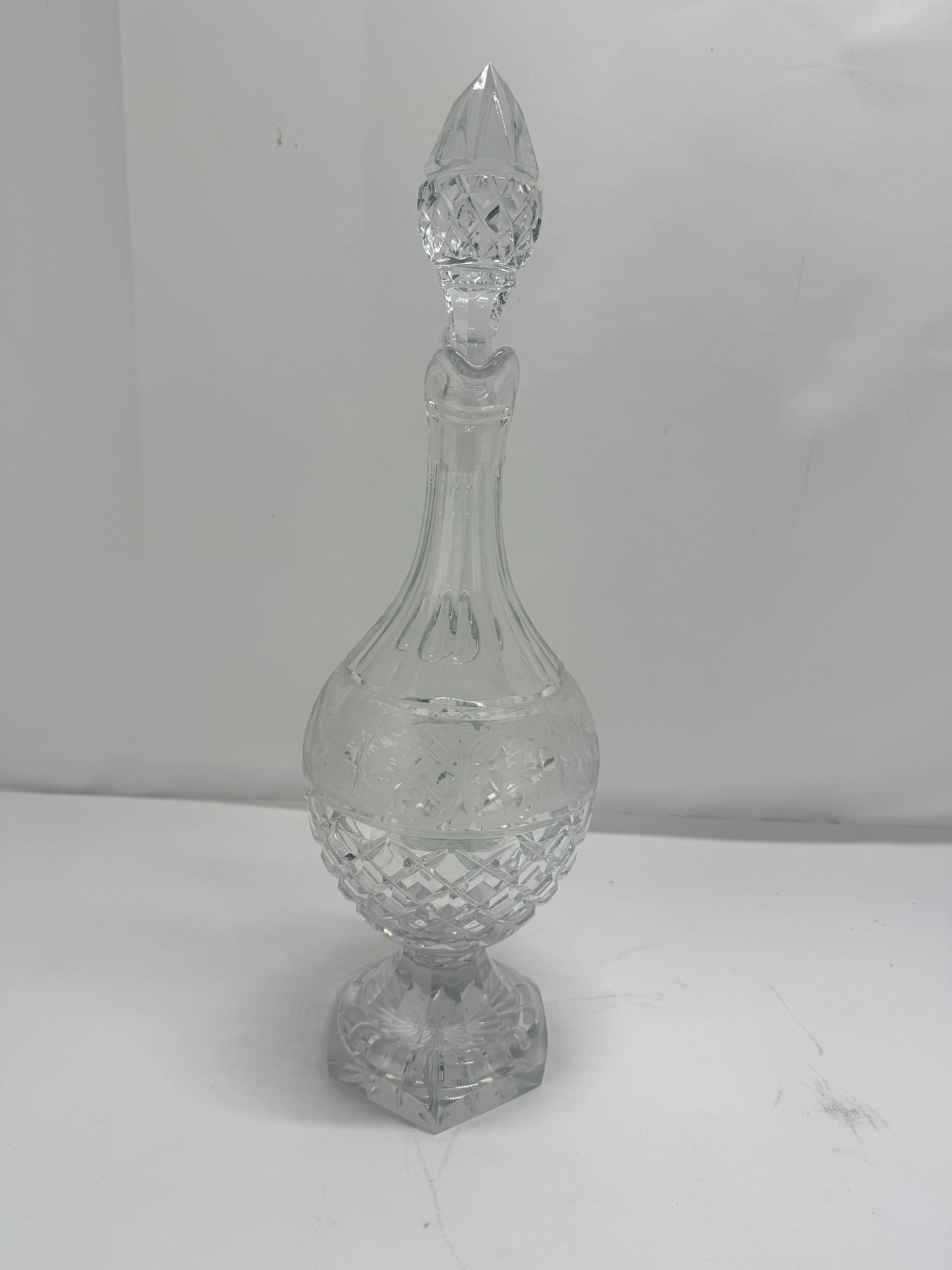 20ième siècle Aiguière en cristal de Claret, frise de jeux gravée à la roue, probablement Val Saint Lambert en vente