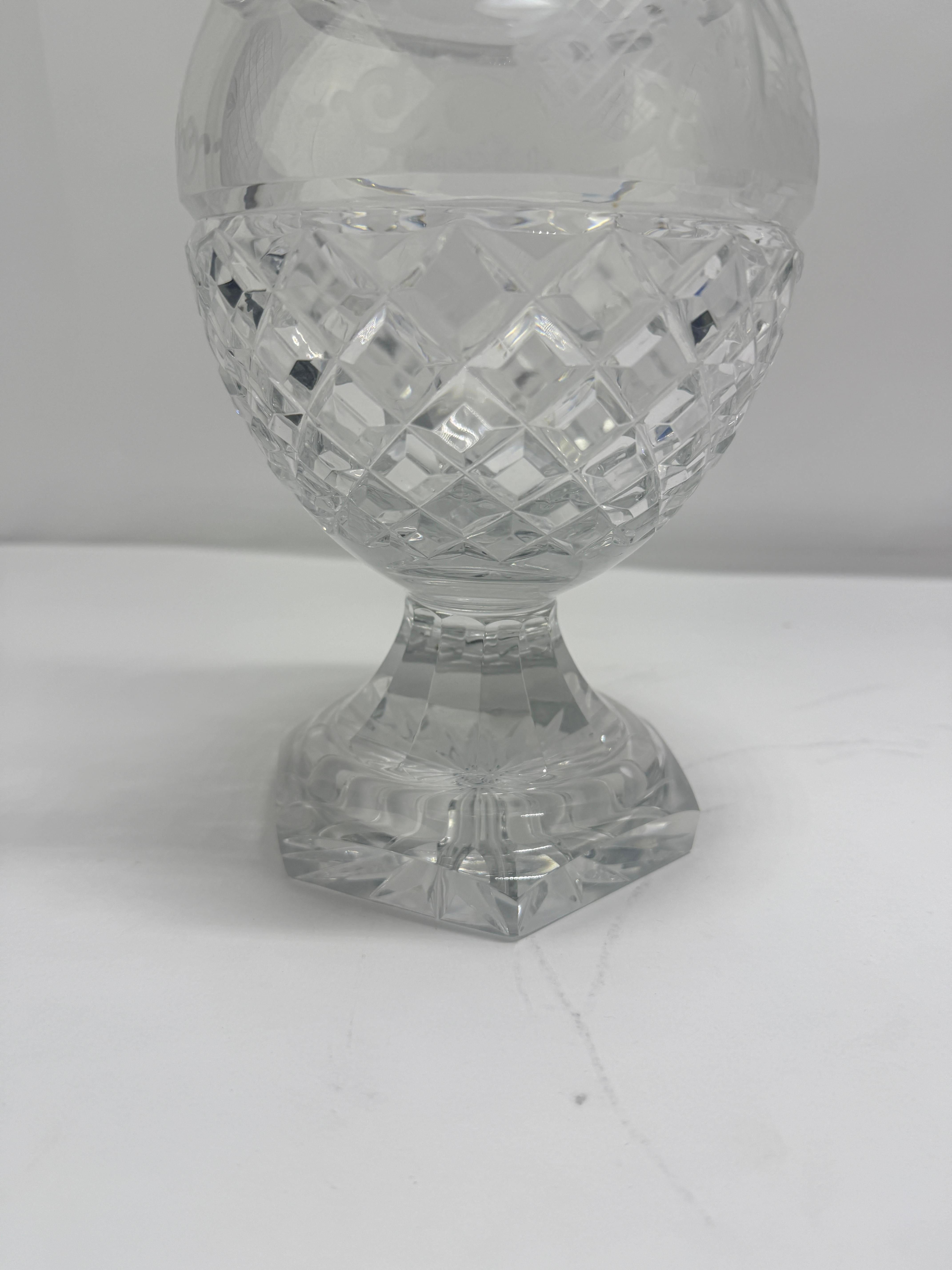 Aiguière en cristal de Claret, frise de jeux gravée à la roue, probablement Val Saint Lambert en vente 1