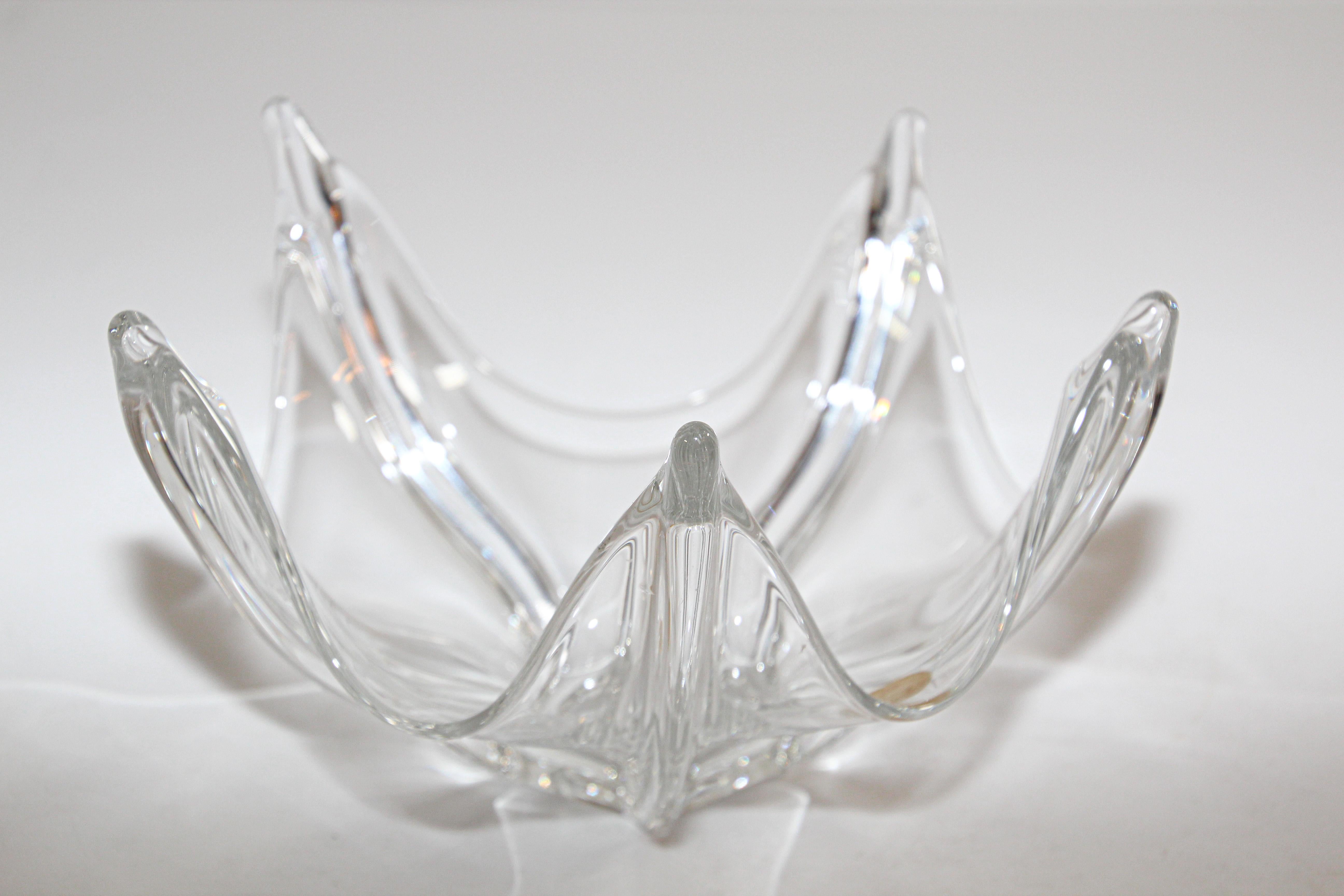 Free-blown clear crystal glass small bowl, spike rim freeform crystal.
Crystal bowl in a swirled rib design with five ribbed points.
Could be used as a vide poche or decorative shelf accessories.
Use it as a catchall, change tray or jewelry tray