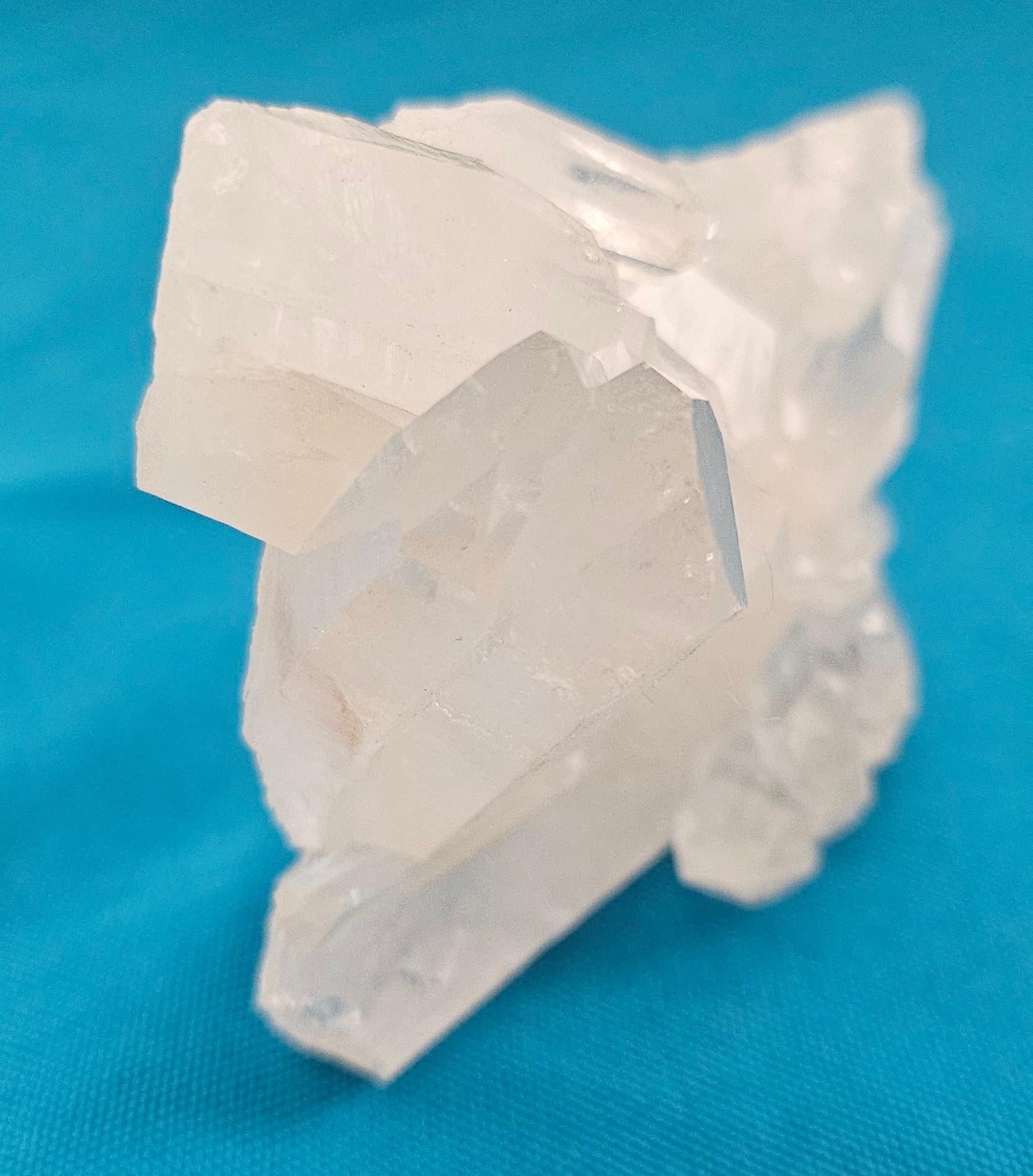 Specimen naturale a grappolo di cristallo - Numero 1 - VENDITA CHIUSA
***AVVISO: IL NOSTRO NEGOZIO 1ST DIBS CHIUDE ALLA FINE DI MAGGIO***
Questo esemplare di cluster di cristalli misura circa 4 x 2,5 x 1,25  pollici.
Nota bene:
I cristalli naturali