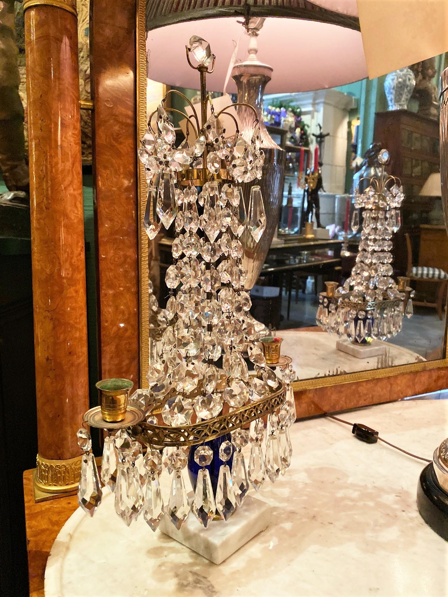 Candelabro Girandoles de Cristal Azul Cobalto y Luz de Bronce Dorado Metal en venta