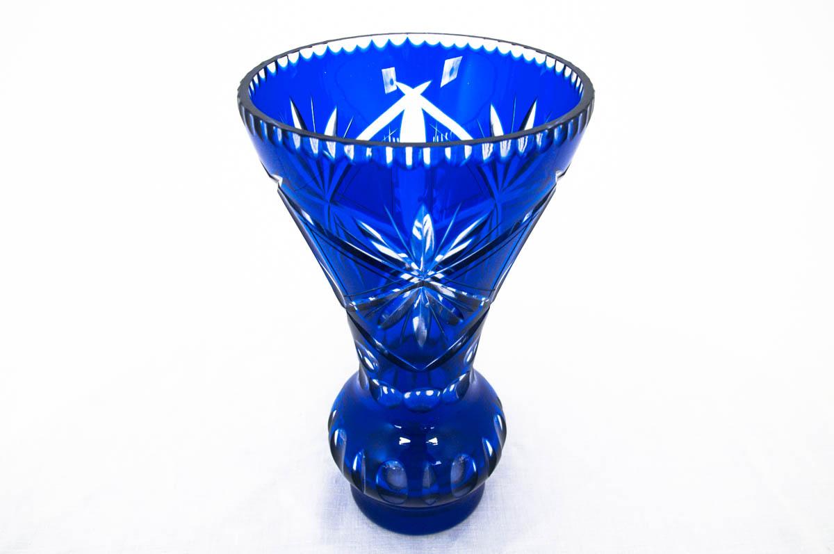 Cobalt colored crystal vase.

Made in Poland during the communist era.

Very good condition, no damage.

Dimensions: Height 30 cm, diameter at the outlet 17.5 cm.