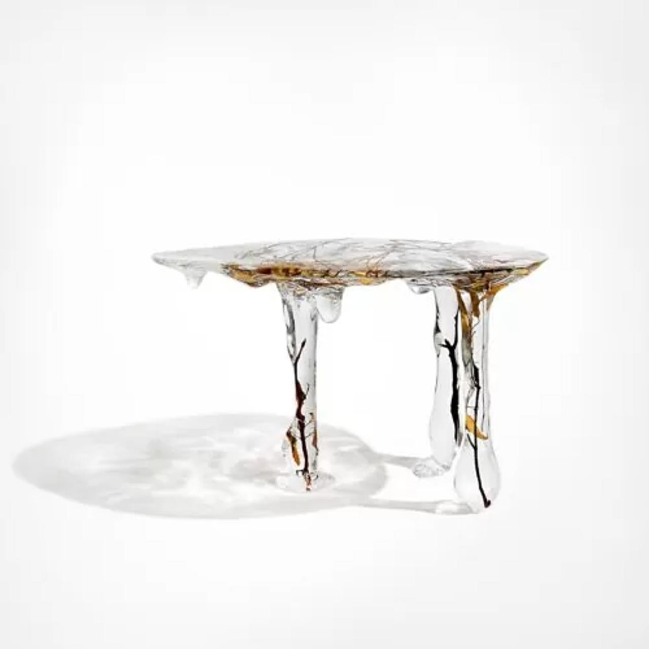 La table basse ornée de branches en cristal est un élément de décoration époustouflant qui rehausse instantanément n'importe quel espace. Fabriqué en cristal clair mélangé à de l'acrylique, il renferme des branches en bois naturel avec des feuilles