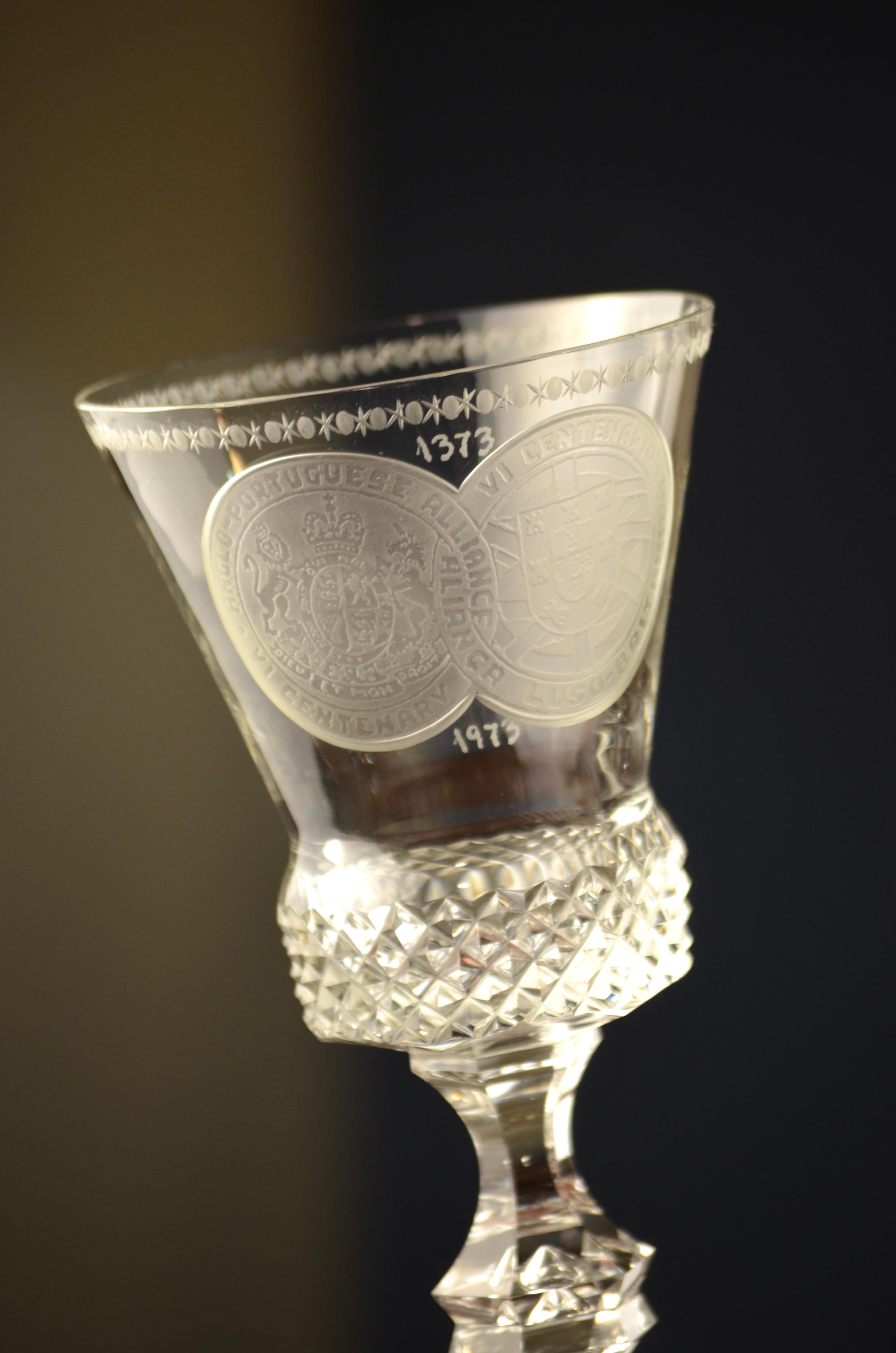 Vaso conmemorativo de cristal, 600 aniversario Alianza Anglo-Portuguesa, 1973 en Bueno estado para la venta en Marinha Grande, PT