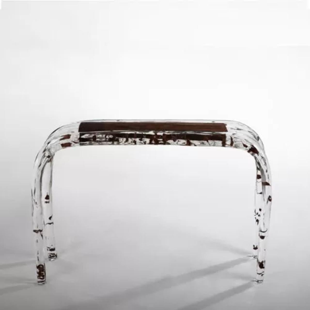 Faites une déclaration audacieuse avec la table console en bois de cristal, une pièce étonnante qui allie sans effort la nature et le design moderne. Des branches organiques en bois sont suspendues avec art dans un magnifique mélange de cristal et