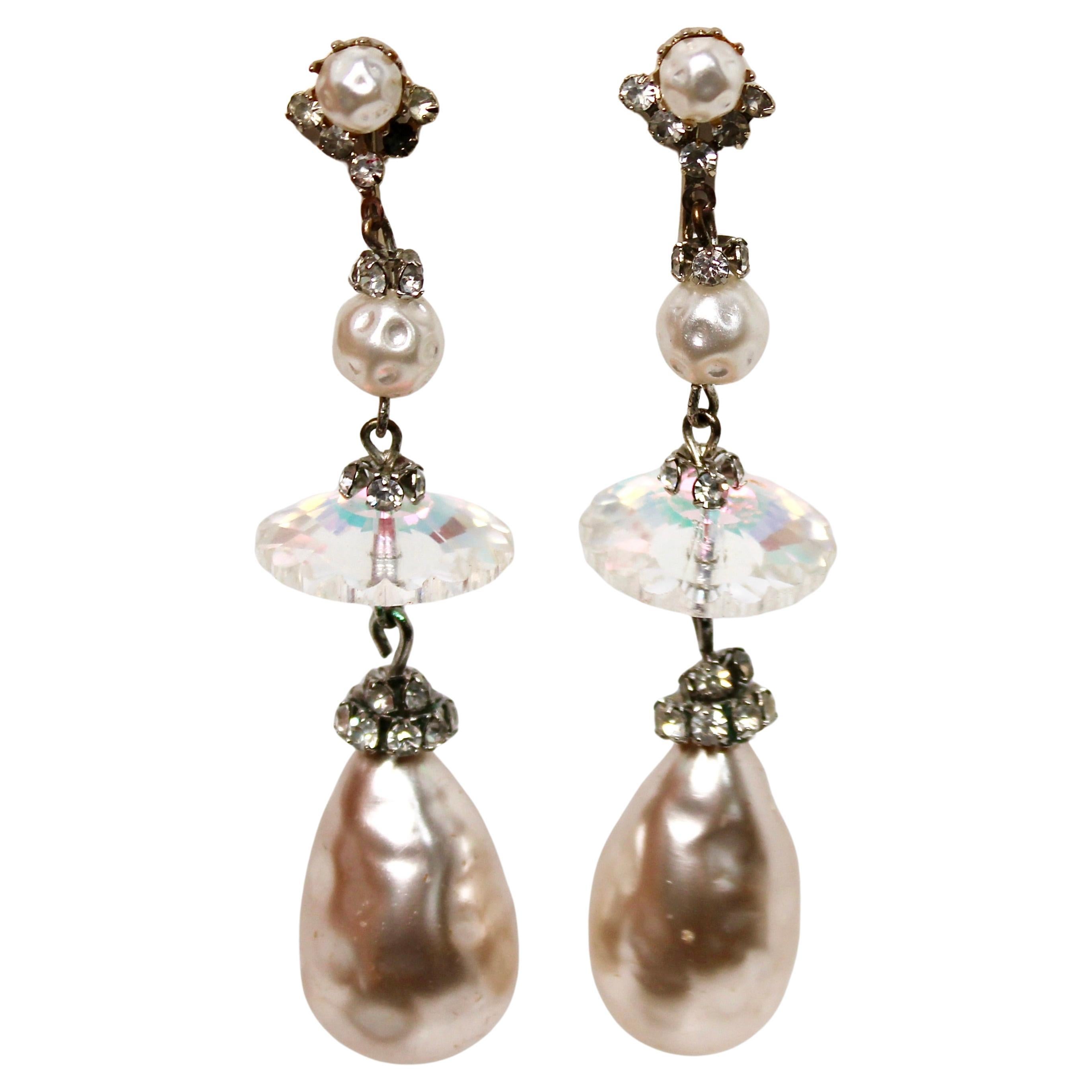 Crystal 
Costume Pearl Glass Beaded Drop Clip-On Earrings circa Mid- Century en vente