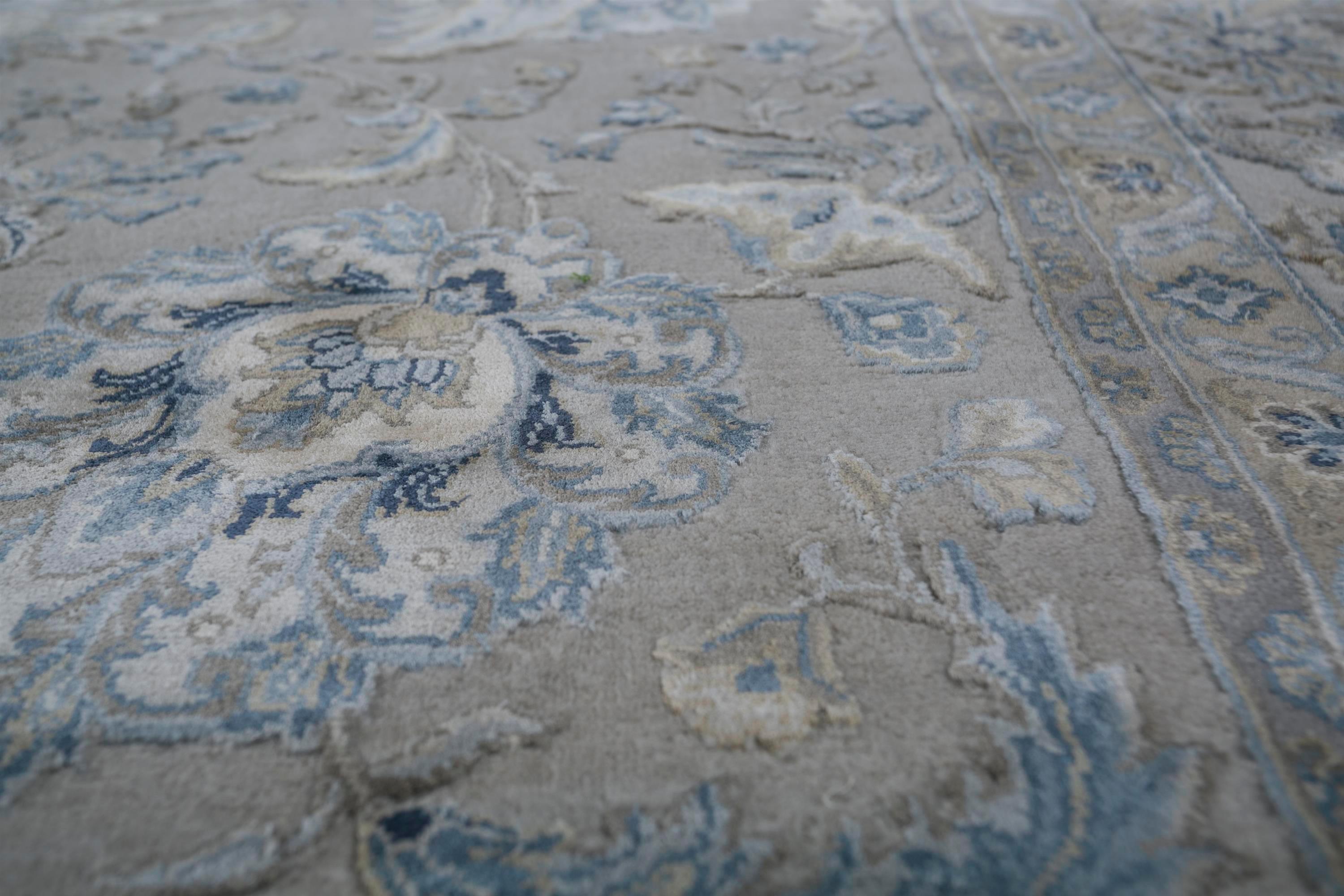 Una fascinante pieza hecha a mano de nuestra colección Aurora que armoniza elegancia y sofisticación. El intrincado dibujo, que recuerda a delicadas formaciones de cristal, añade un toque de encanto moderno a cualquier espacio. La sutil interacción