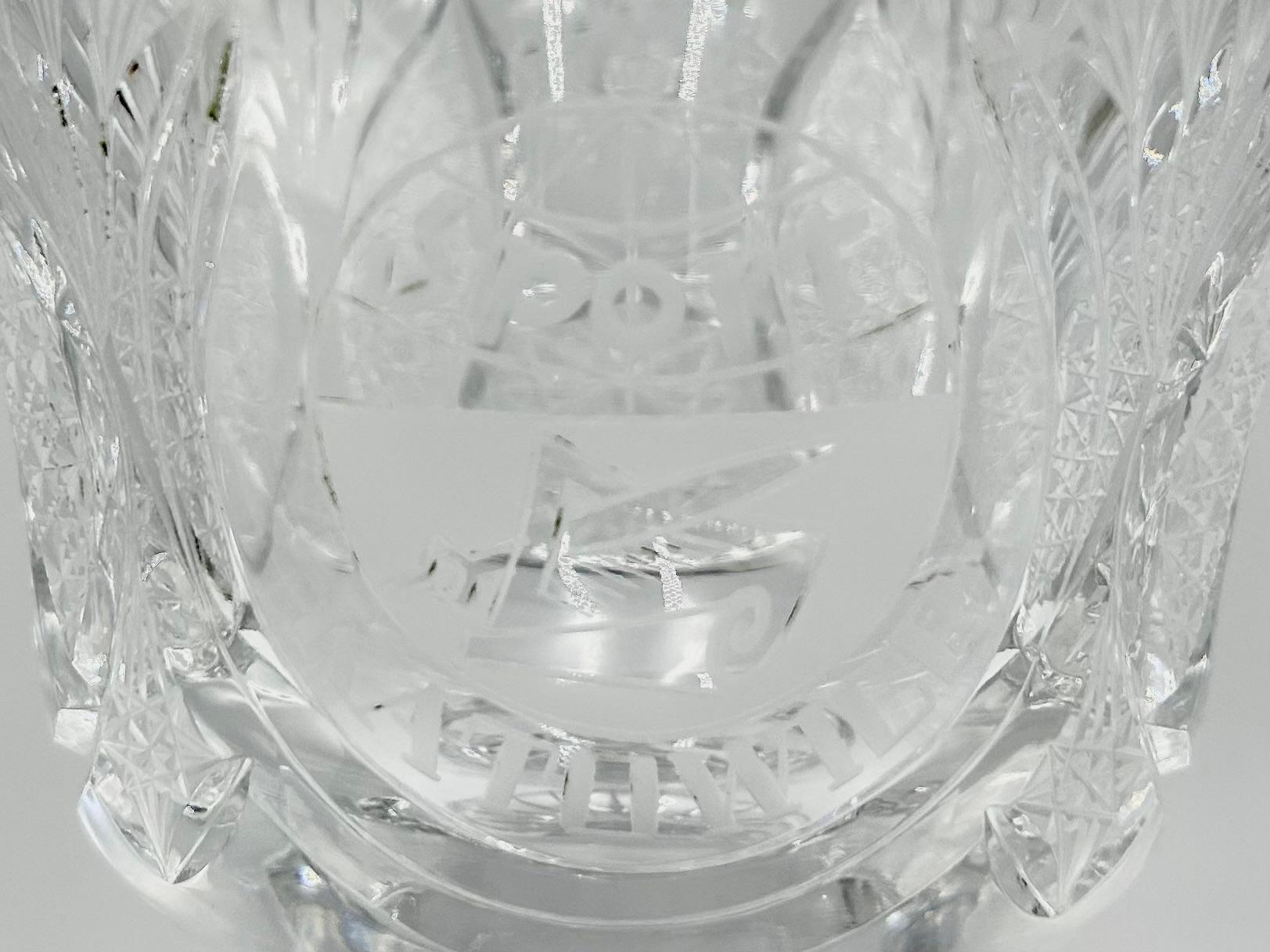 Une coupe en cristal avec l'inscription SPORT KATOWICE

Fabriqué en Pologne

Très bon état, sans dommage.

Hauteur : 24cm

Diamètre de la coupe : 14 cm.