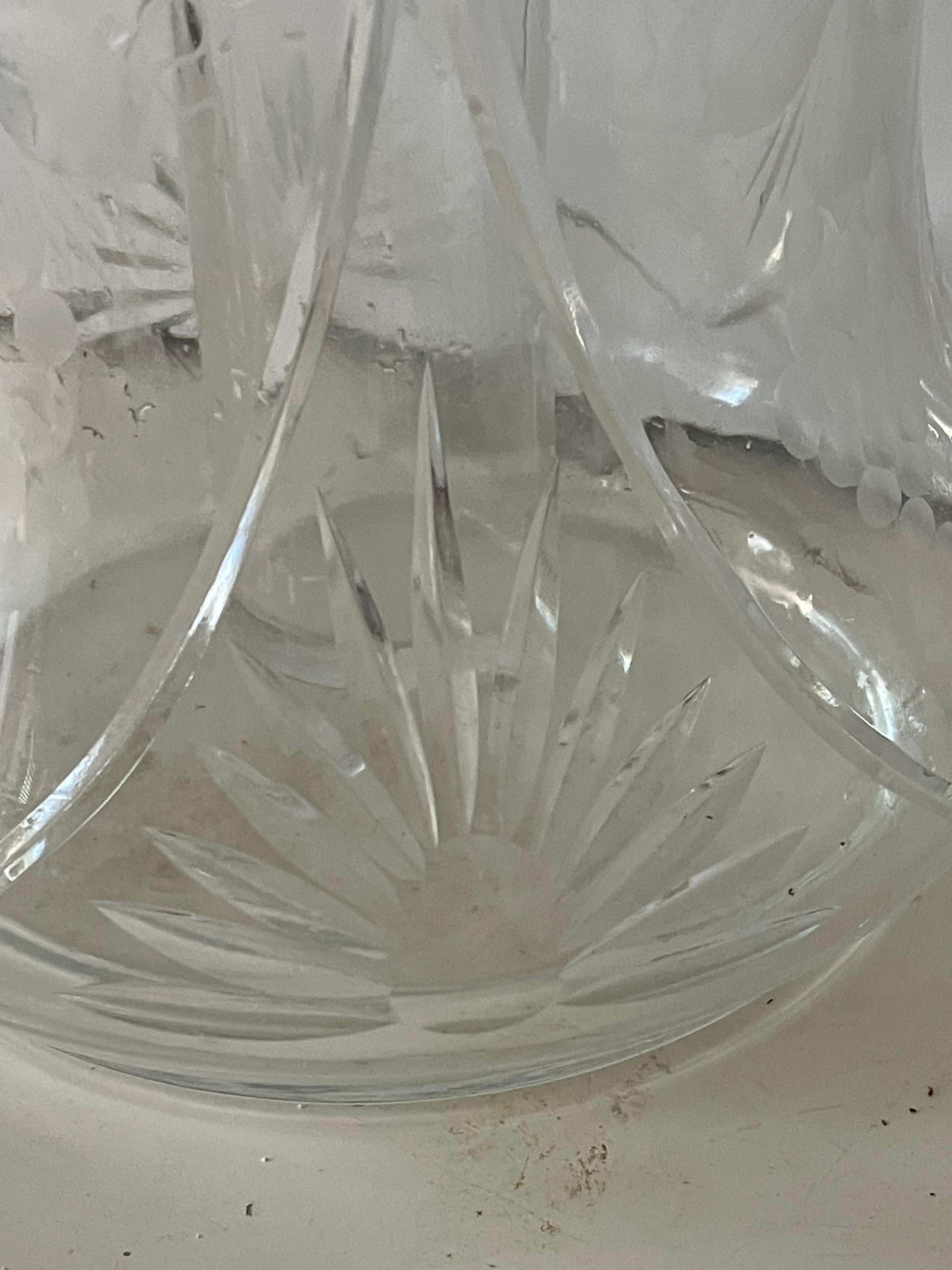 Jarra Wayer de cristal tallado con baño de plata mediados del siglo XX en venta
