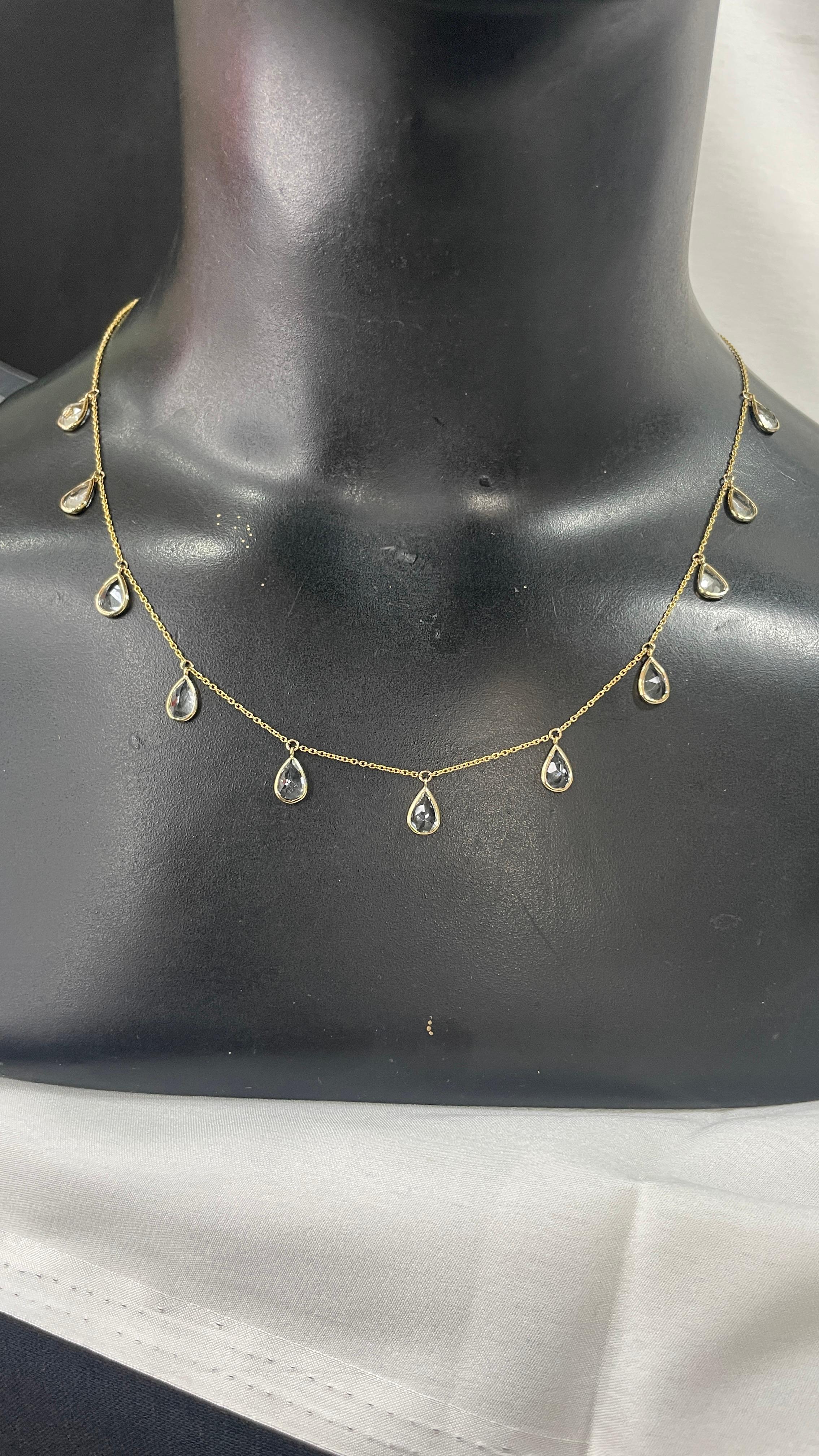 18.95 Carat Pear Cut Crystal Fringe Necklace in 18K Gold studded with pear cut crystal. Ce superbe bijou rehausse instantanément un look décontracté ou une tenue habillée. 
Le cristal favorise le flux d'énergie positive.
Conçu avec des cristaux