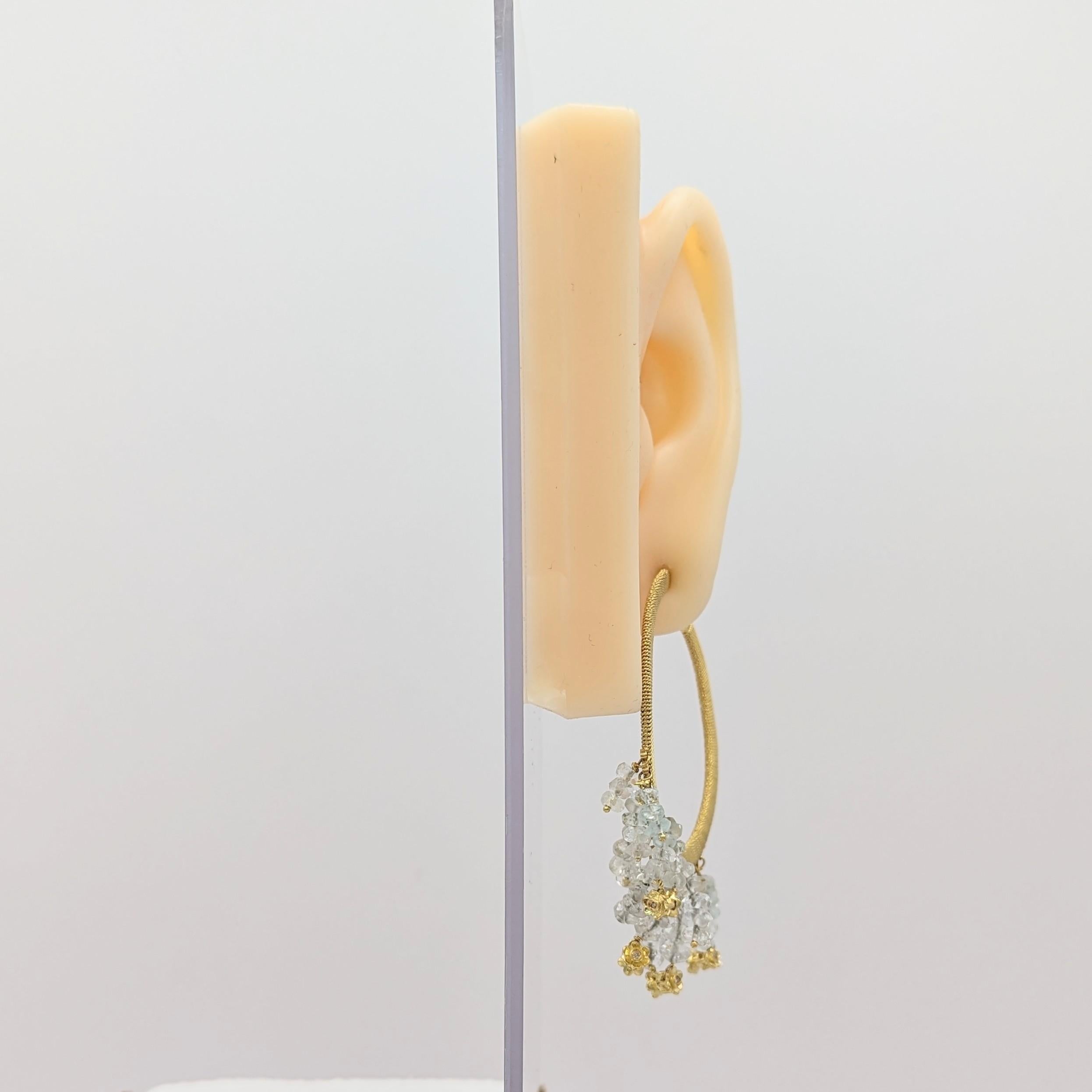 De belles perles de cristal blanc sont suspendues à des anneaux en or jaune 14k faits à la main.  Un style amusant et frivole !