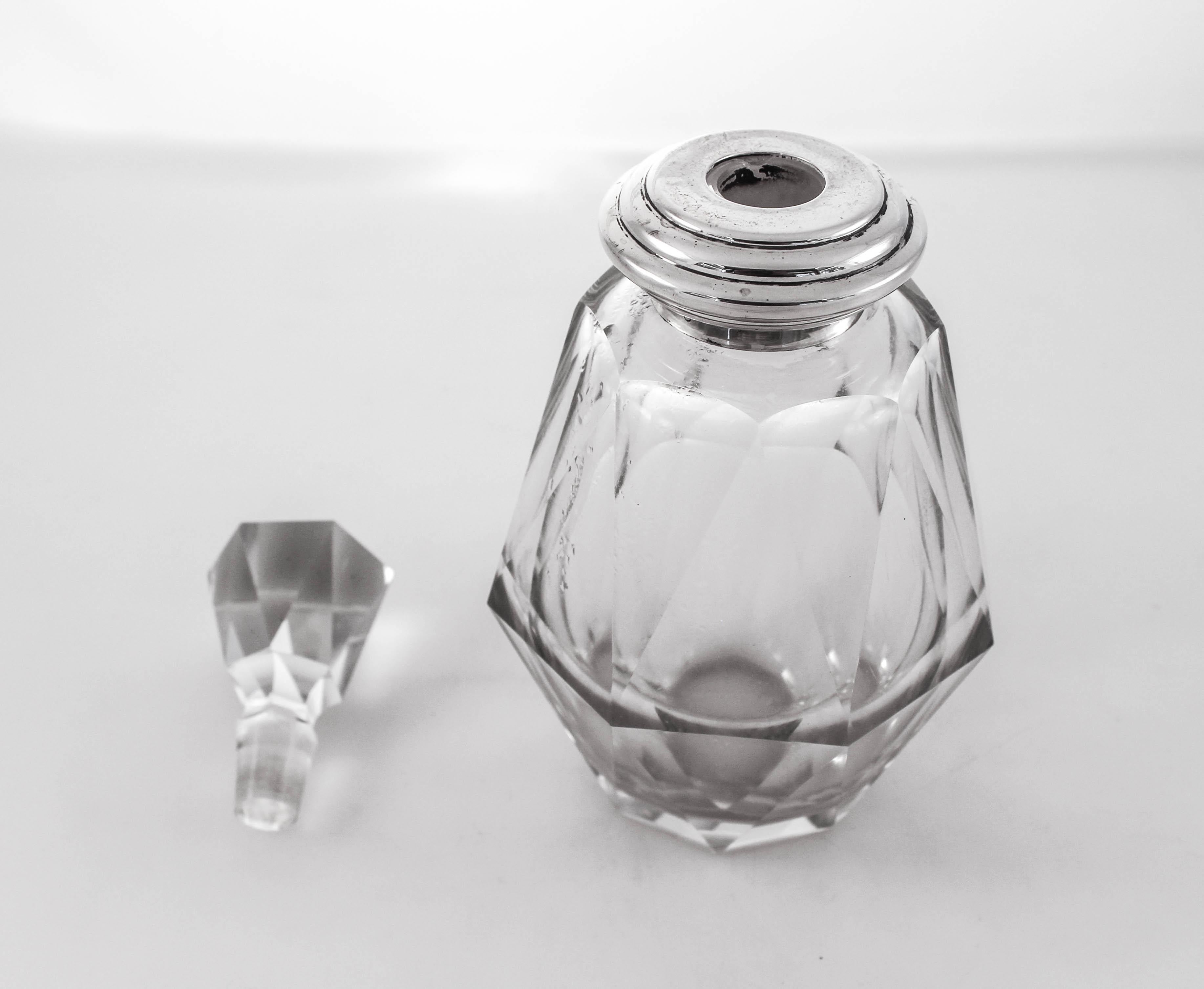 This decanter is a great buy. The shape and size is ideal for a bar-wagon or server. The stopper has the same scalloped shape (polygon) as the bottle and base.

 