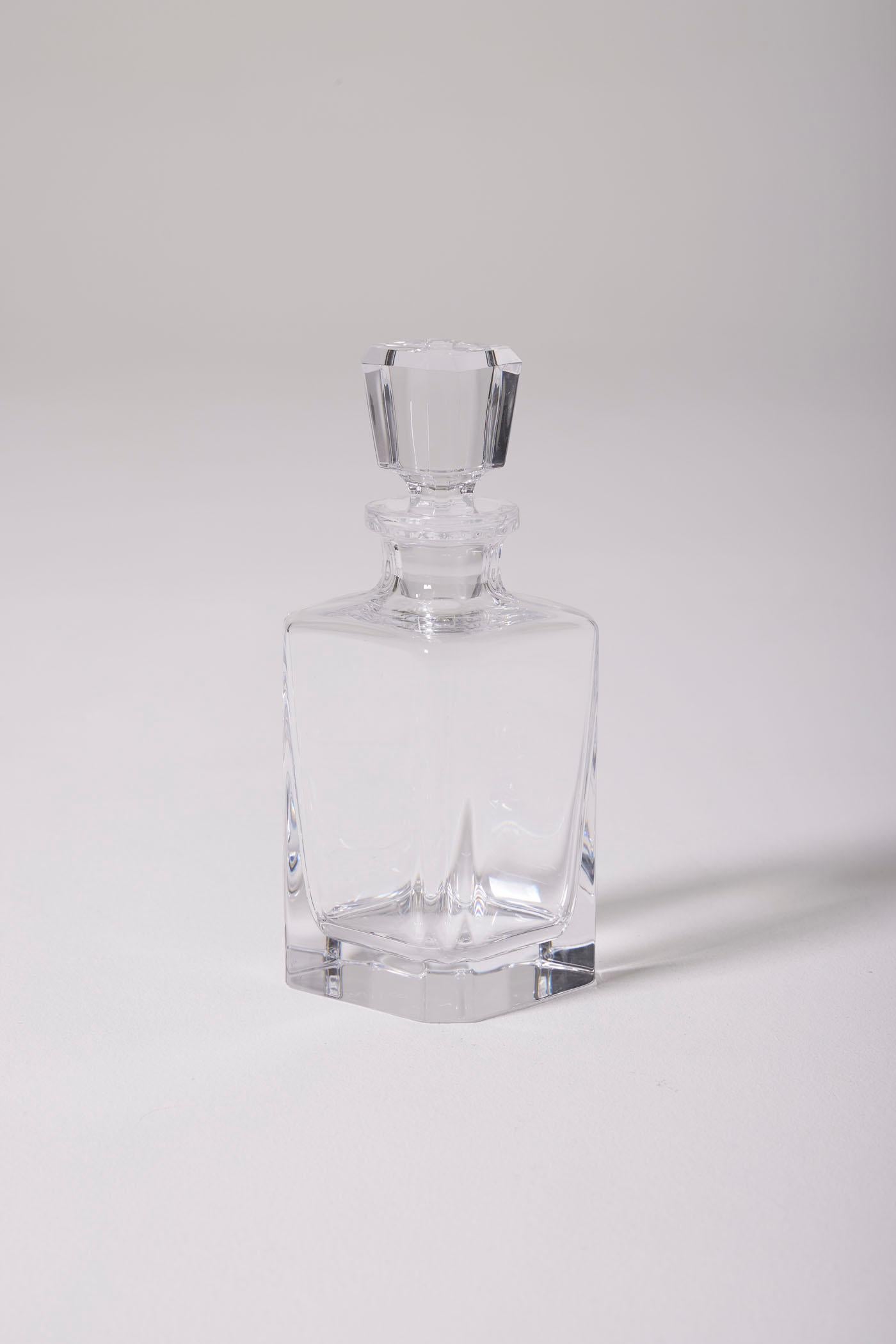 Crystal decanter from Sèvres with its stopper. Very good overall condition.
LP2188